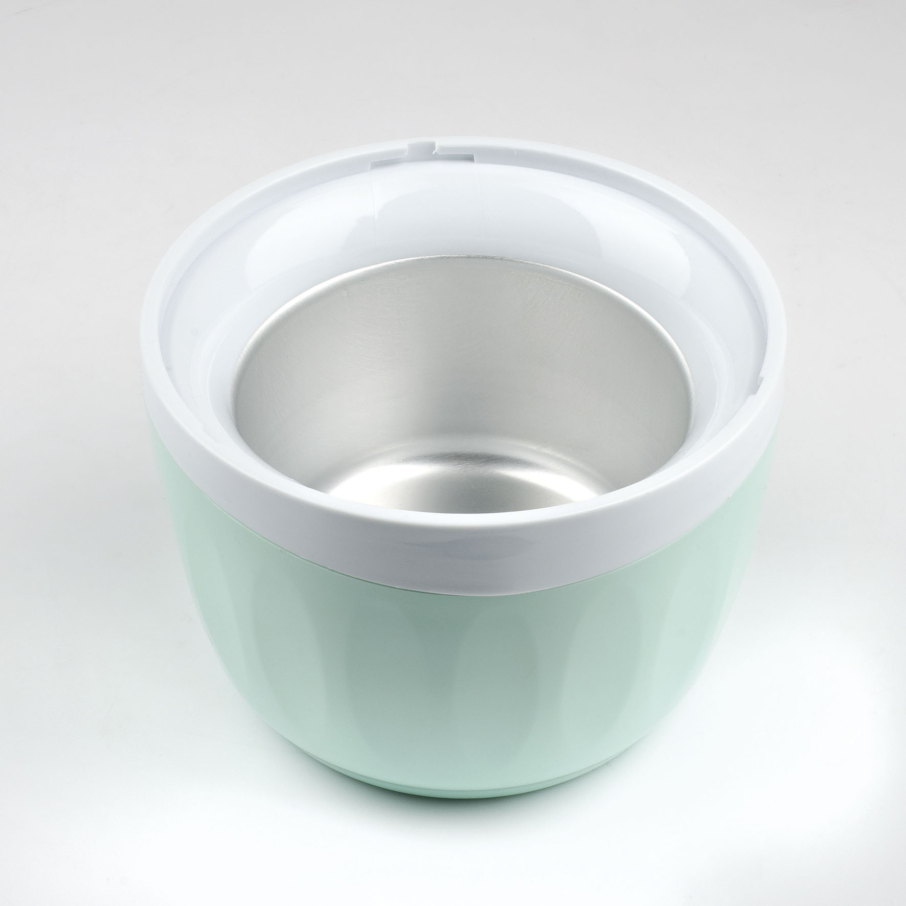 Maszyna do lodów z jasnozieloną podstawą, białą obwódką i srebrną misą wewnętrzną na białym tle.