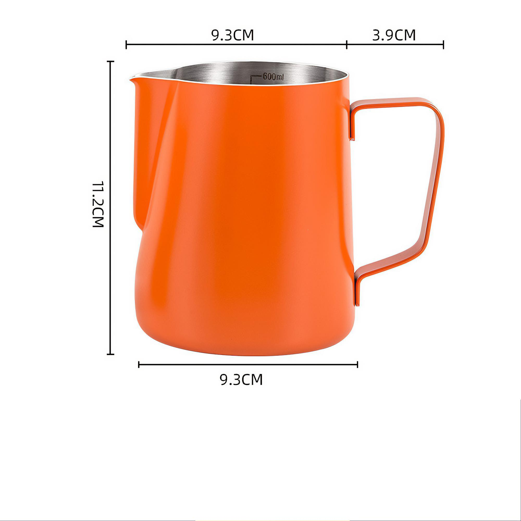 Eine orangefarbene Milchkanne mit silbernem Deckel und Griff. Abmessungen: 9,3 cm Breite, 11,2 cm Höhe und 3,9 cm Griffbreite.