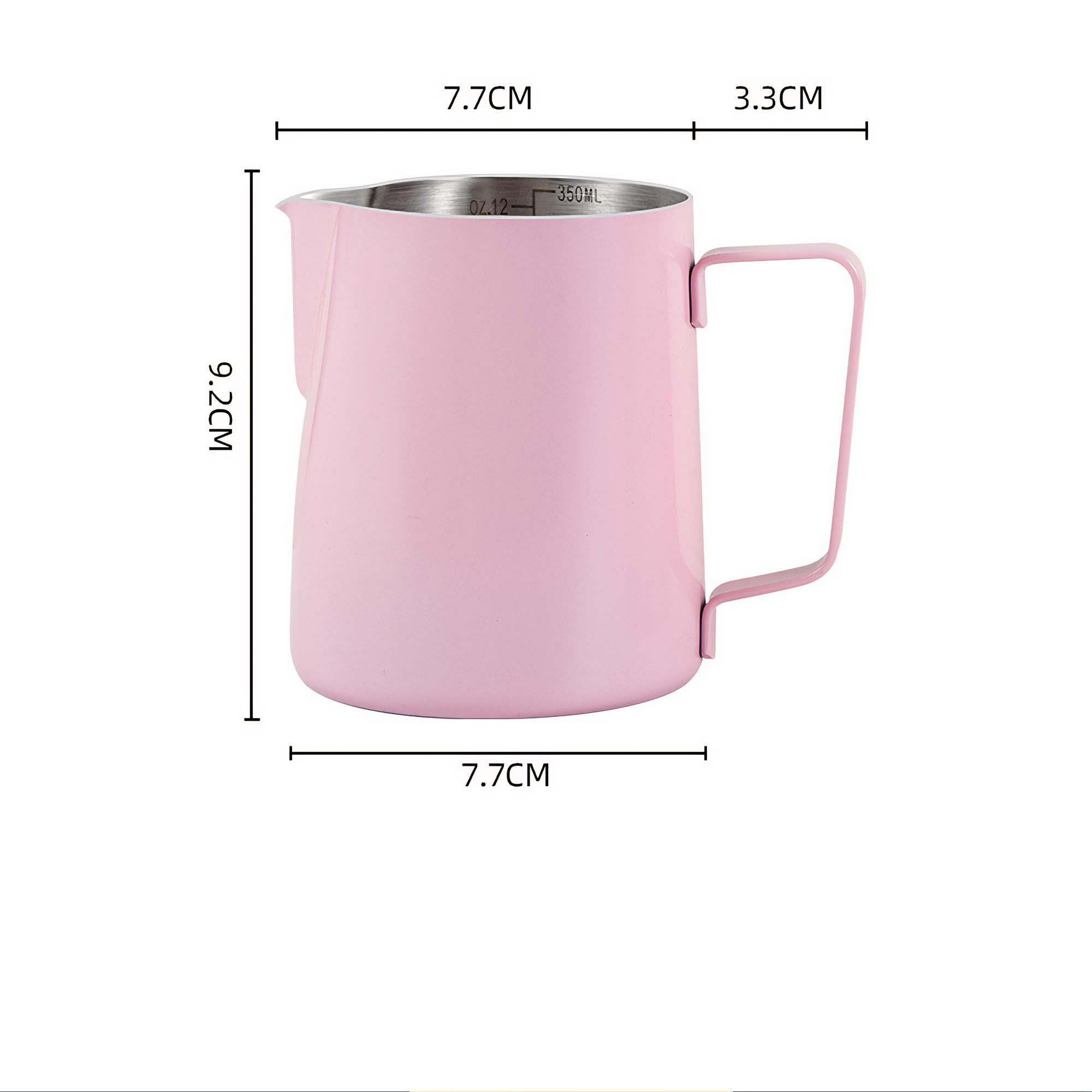 Ein rosa Krug mit silbernem Rand und Griff. Das Bild zeigt die Maße: 7,7 cm, 3,3 cm und 9,2 cm. Er steht auf weißem Hintergrund.