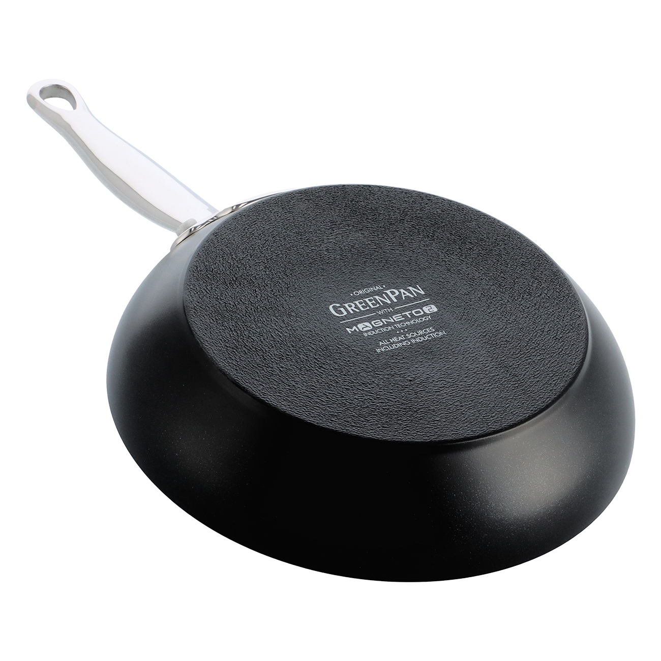 Eine schwarze GreenPan-Bratpfanne wird von unten gezeigt. Der Griff ist silberfarben. Der Boden hat eine strukturierte Oberfläche mit gedrucktem Text.