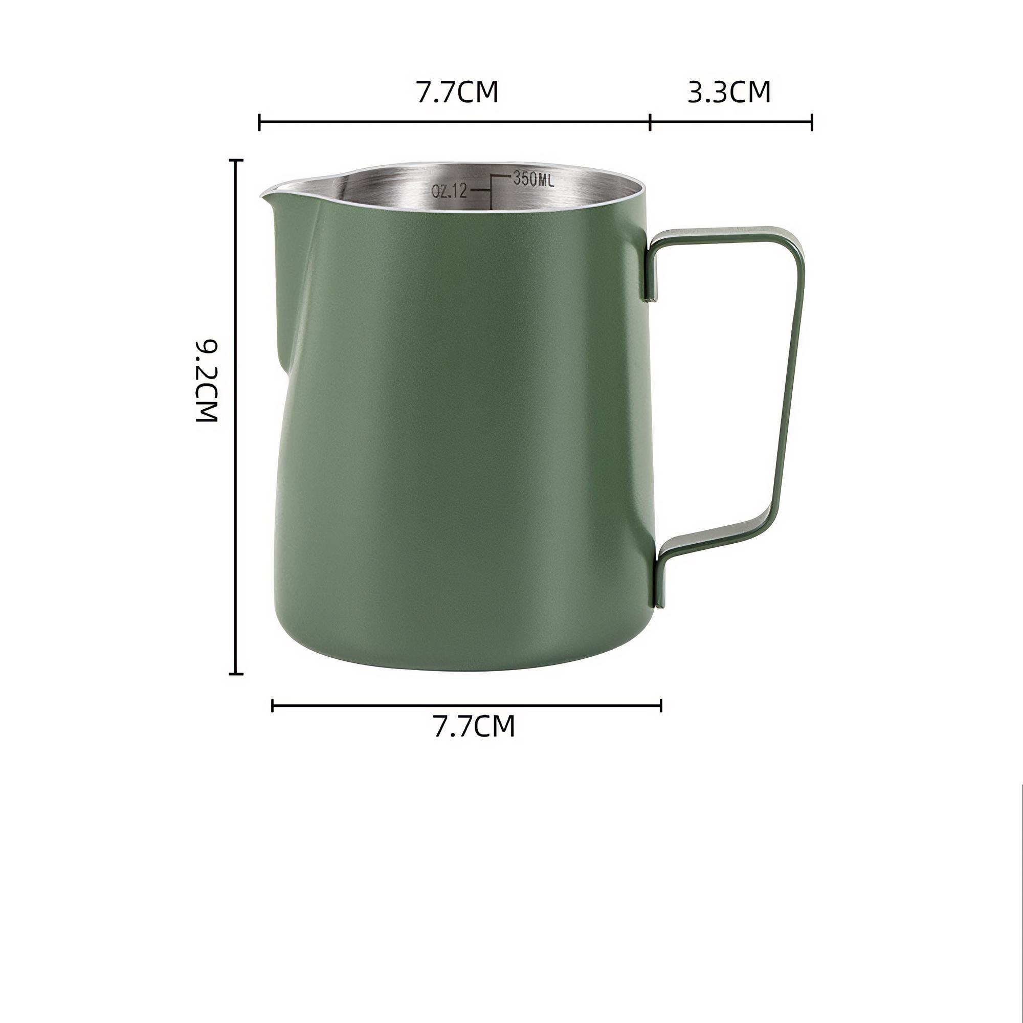 Ein grüner Milchaufschäumpitcher mit Griff und Markierungen. Abmessungen sind angegeben.