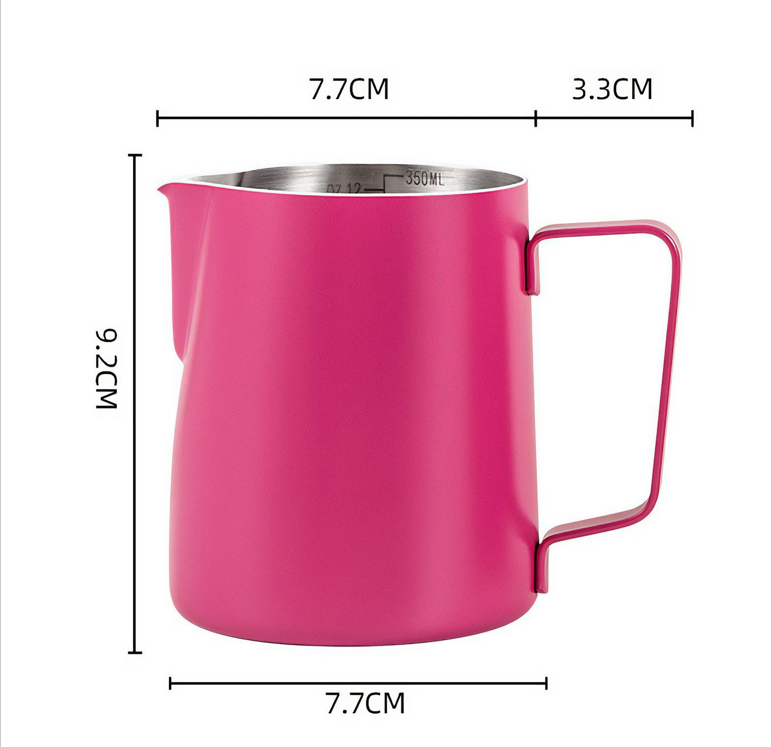 Ein pinkfarbener Milchaufschäumkrug mit Henkel. Die Abmessungen sind auf dem Bild angegeben. Der Krug hat einen Metallinnenraum.
