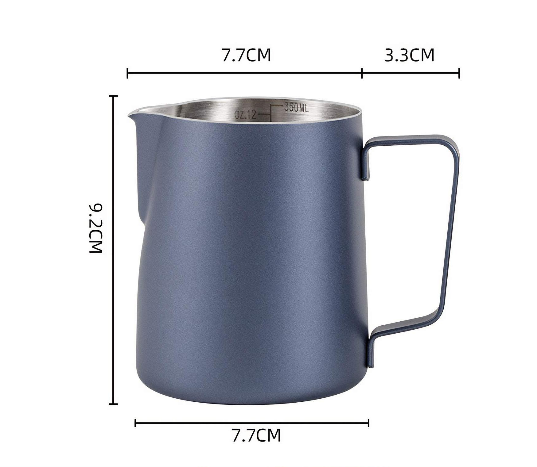 Ein blau-grauer Milchaufschäumkrug mit markierten Abmessungen. Er hat einen Griff und ein silbernes Innenleben. Oben steht 'OZ 12' und '350ML'.