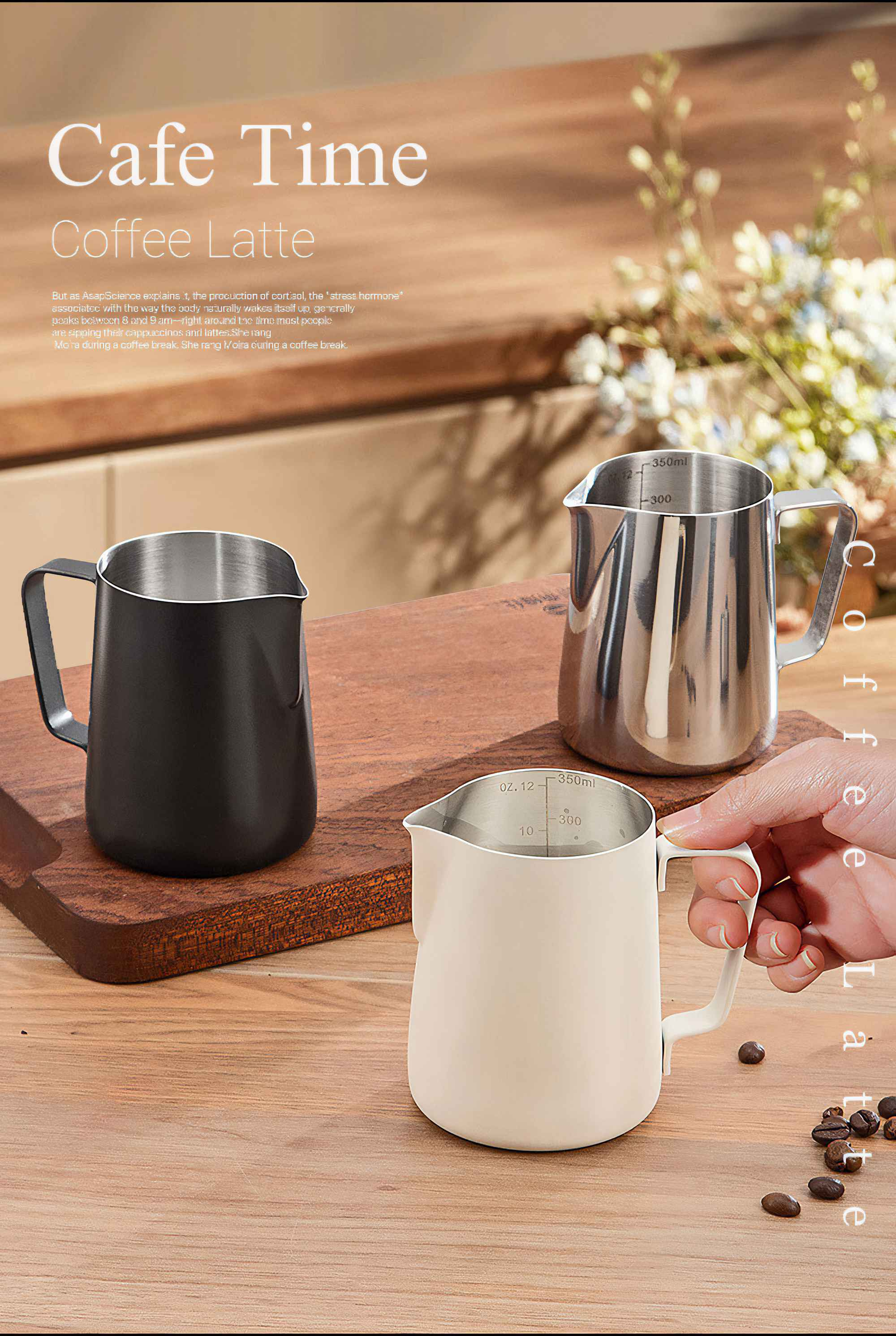 Drei Kaffeekannen auf einem Holztisch. Text: Cafe Time, Coffee Latte. Einige Kaffeebohnen liegen auf dem Tisch.