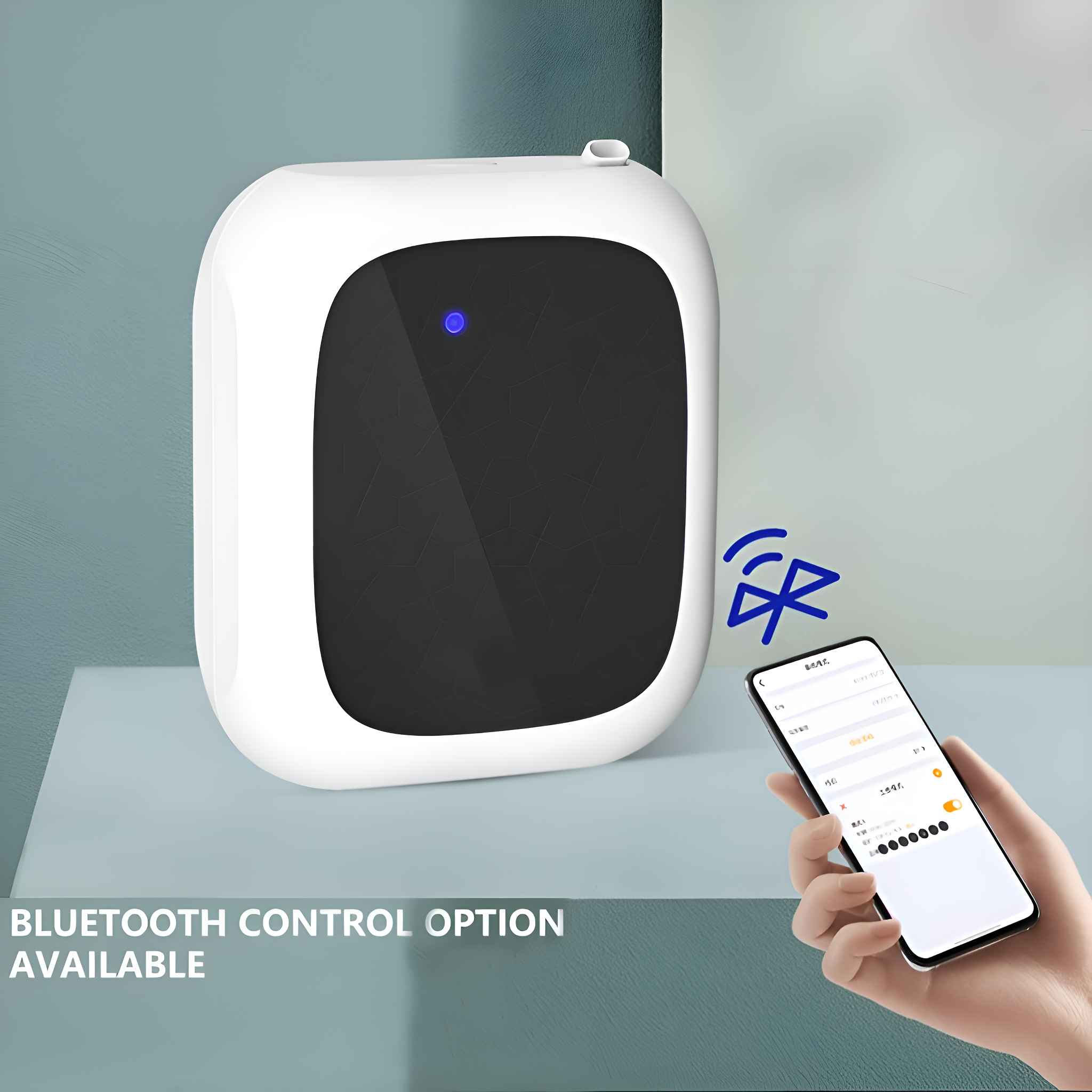 Weißes Gerät mit schwarzem Zentrum, blaues Licht. Telefon zeigt Oberfläche, Hand hält es. Bluetooth-Symbol. Text: Bluetooth-Steuerung verfügbar.