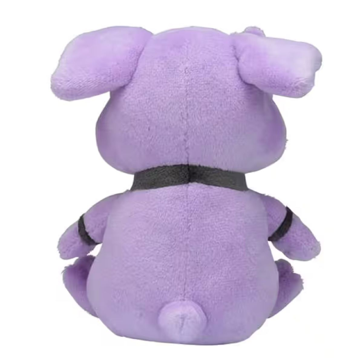 Ein lila Plüschschwein, von hinten gesehen. Es hat einen schwarzen Kragen und Armbänder. Das Spielzeug sitzt auf weißem Hintergrund.