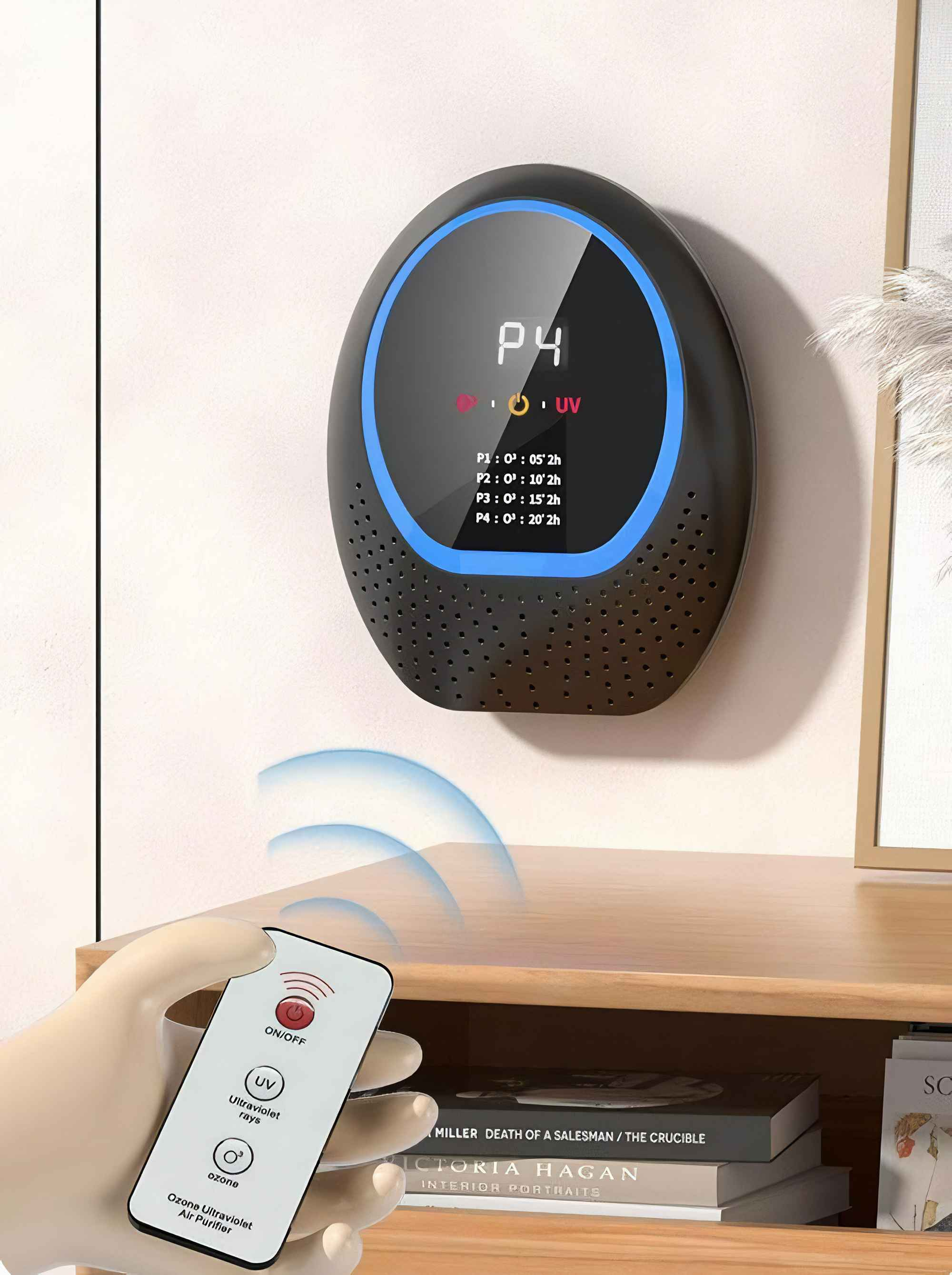 Ein Luftreiniger an der Wand, Fernbedienung in der Hand. Das Display zeigt P4 und Timer. Bücher und ein Dekorationselement sind unten.