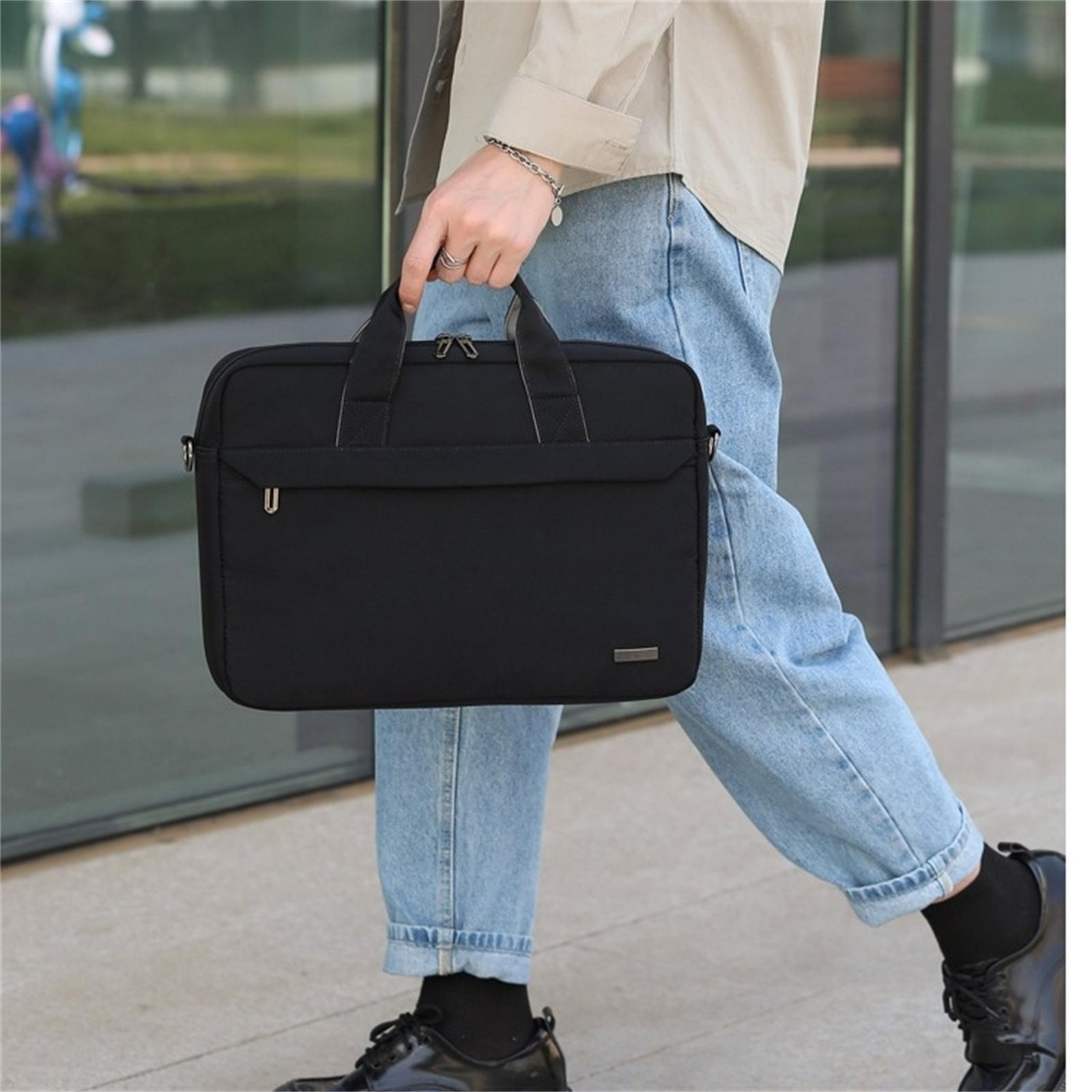 Eine Person hält einen schwarzen Aktenkoffer. Sie trägt ein beiges Hemd, blaue Jeans und schwarze Schuhe. Sie geht draußen.