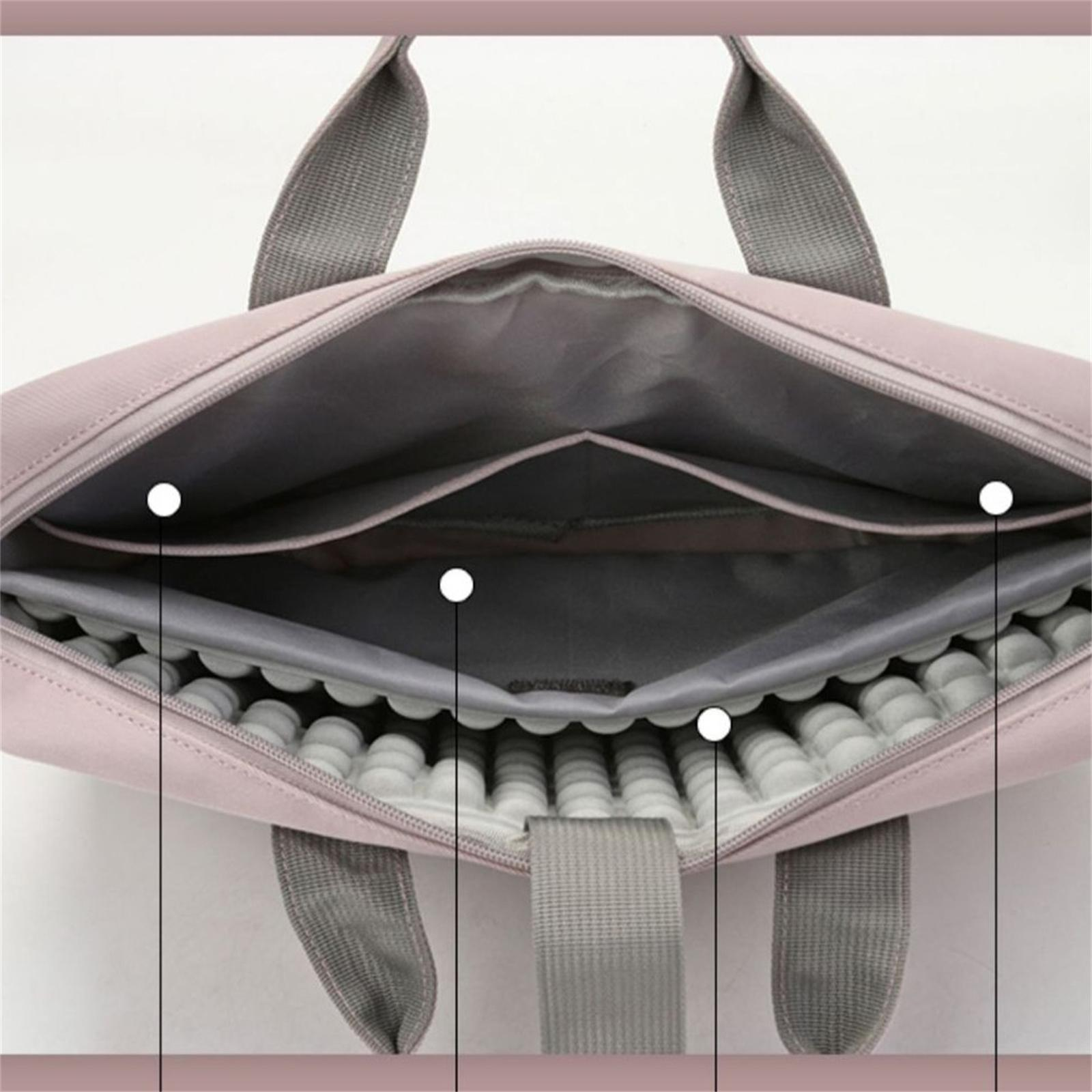Offene rosa Laptoptasche. Sie hat ein graues Innenfutter mit Taschen und einen gepolsterten Bereich. Graue Griffe und ein Riemen sind sichtbar.