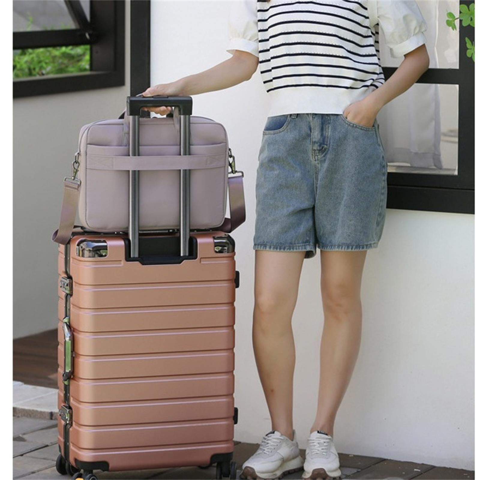 Eine Person hält einen Koffer mit einer Aktentasche darauf. Die Person trägt ein gestreiftes Hemd und Jeansshorts.