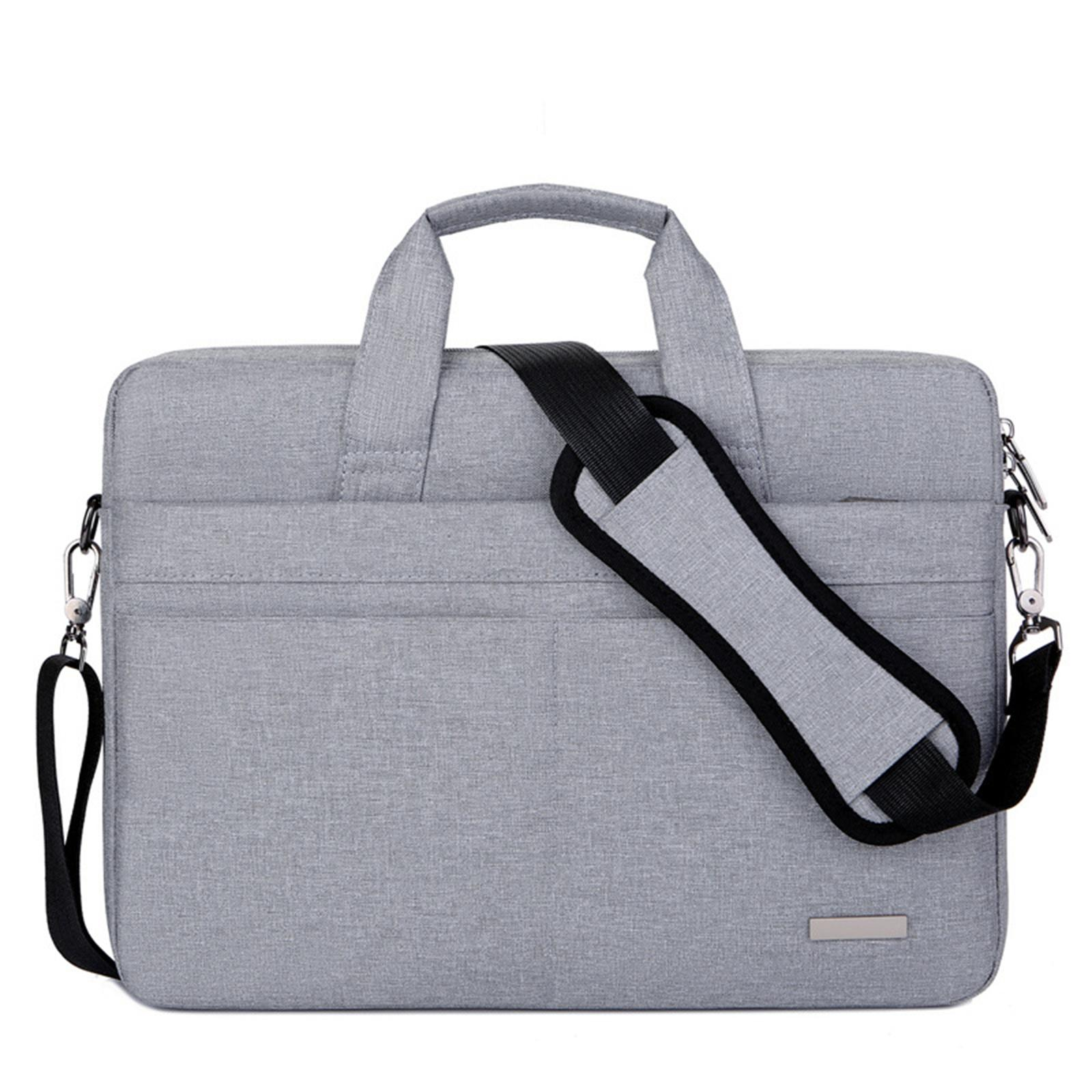 Eine graue Laptoptasche mit schwarzem Schultergurt. Sie hat einen Griff und eine kleine Metallplatte.