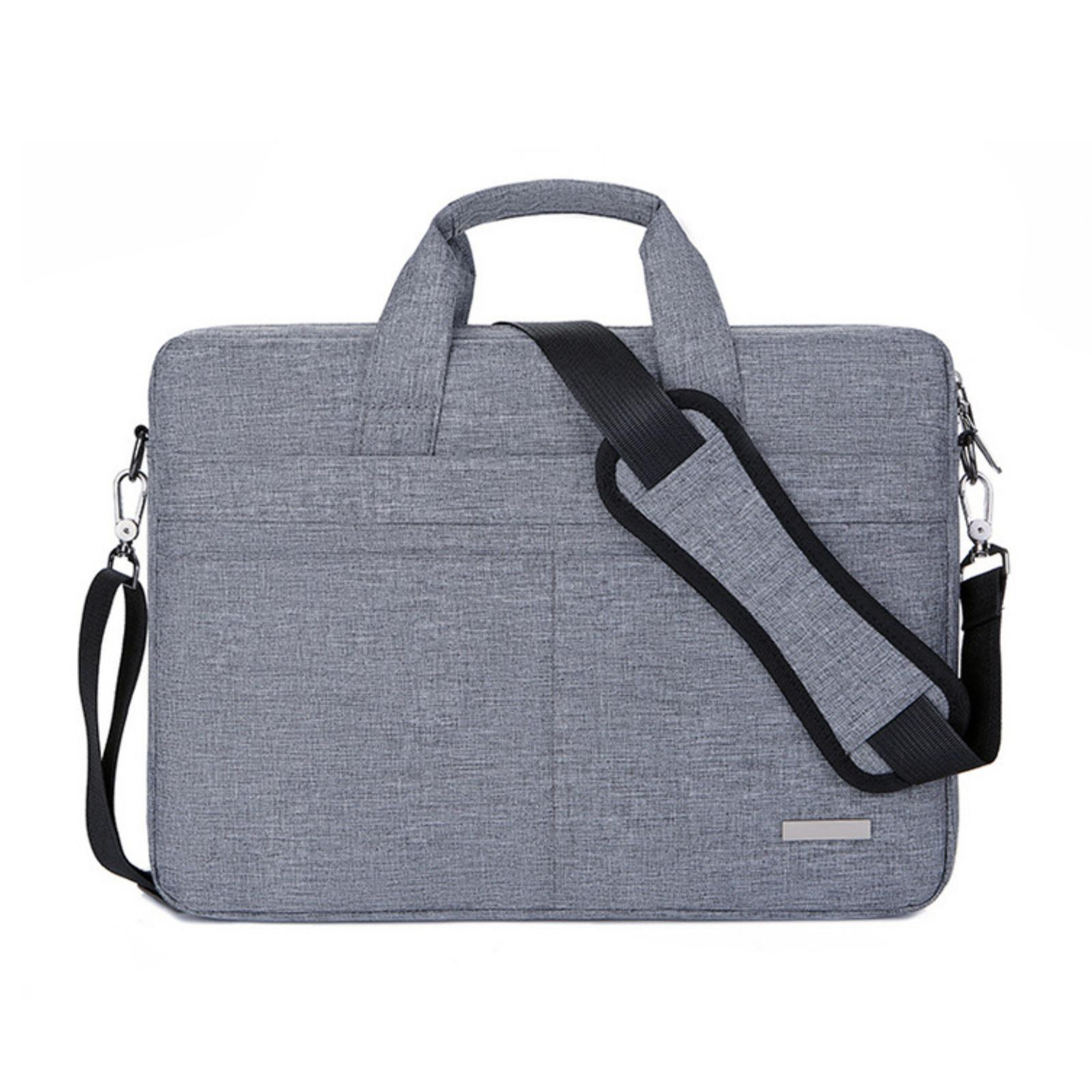 Eine graue Laptoptasche mit Griff, Schultergurt und kleinem Metallschild. Der Hintergrund ist weiß.