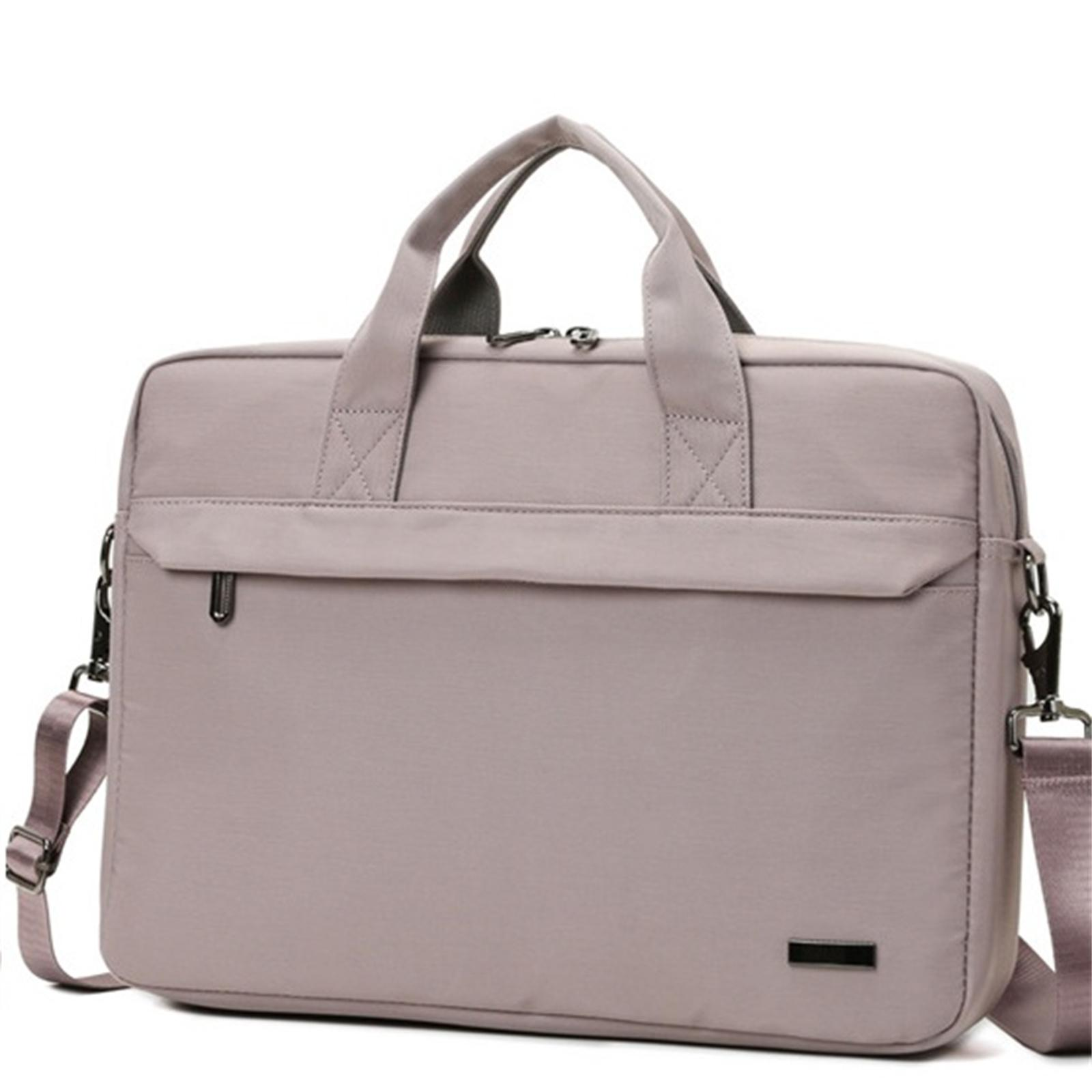 Eine hellgraue Laptoptasche mit Griffen und Schultergurt. Sie hat eine Vordertasche und ein kleines schwarzes Rechteck.