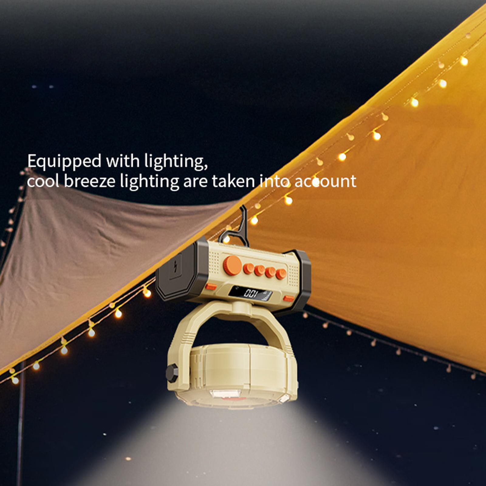 Eine Campinglaterne ist aufgehängt. Gelbe und orangefarbene Akzente sind sichtbar. Die Szene wird von Lichterketten und einem Scheinwerfer beleuchtet.