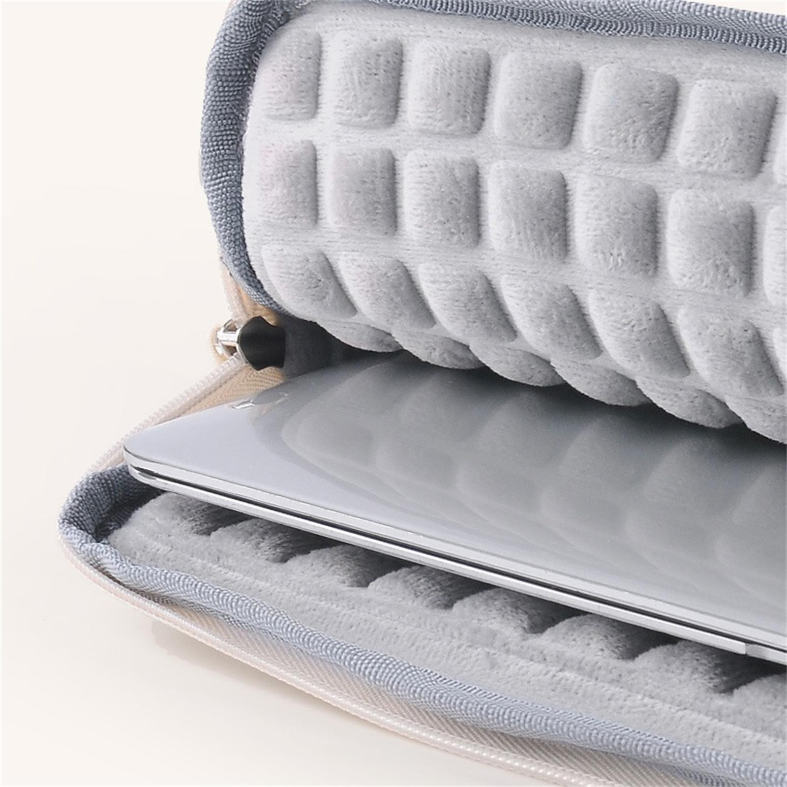 Ein Laptop in einer grauen, gepolsterten Hülle. Die Hülle ist geöffnet und zeigt den Laptop und sein schützendes Innere.