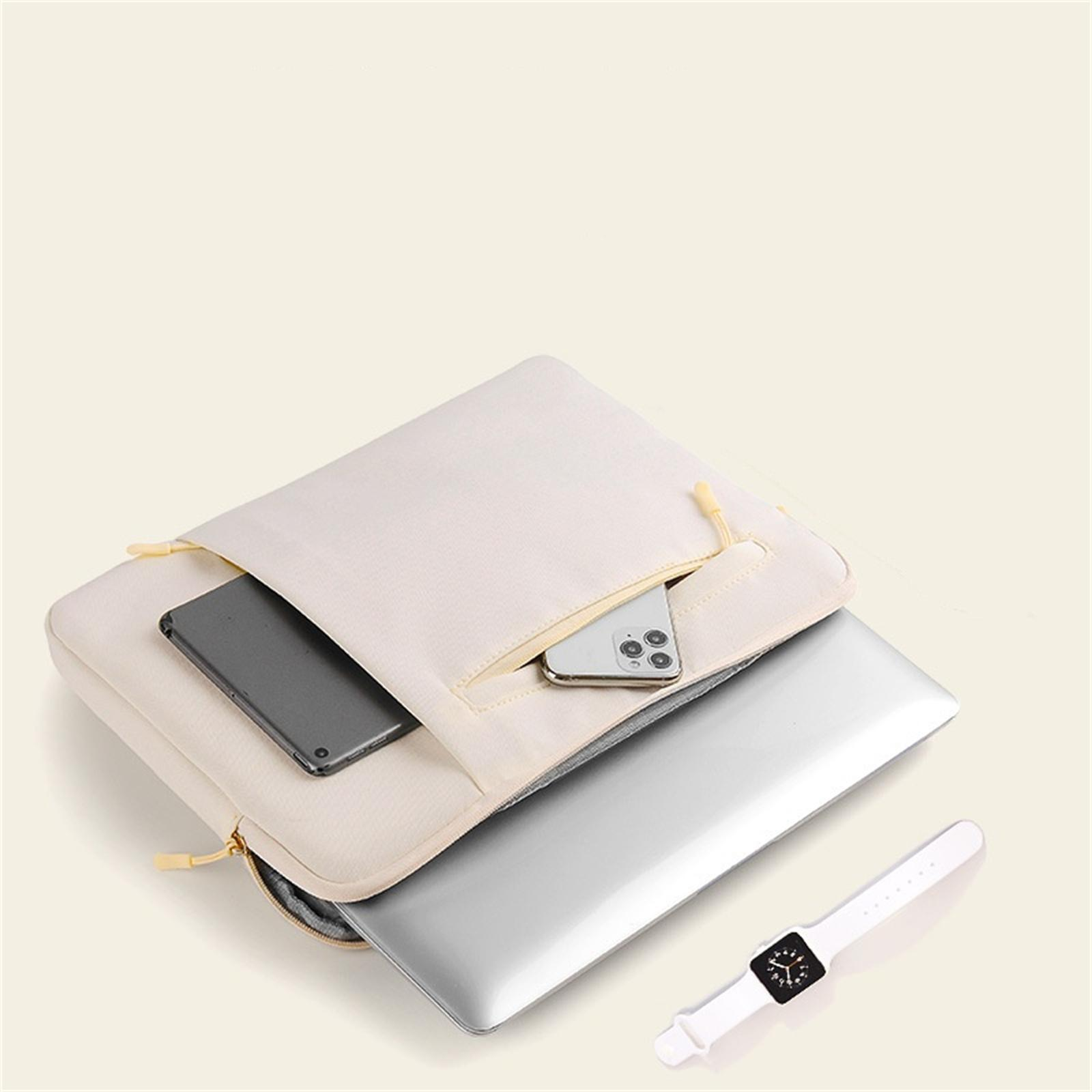 Beige Laptoptasche mit Telefon und Laptop, daneben eine Uhr. Beiger Hintergrund.