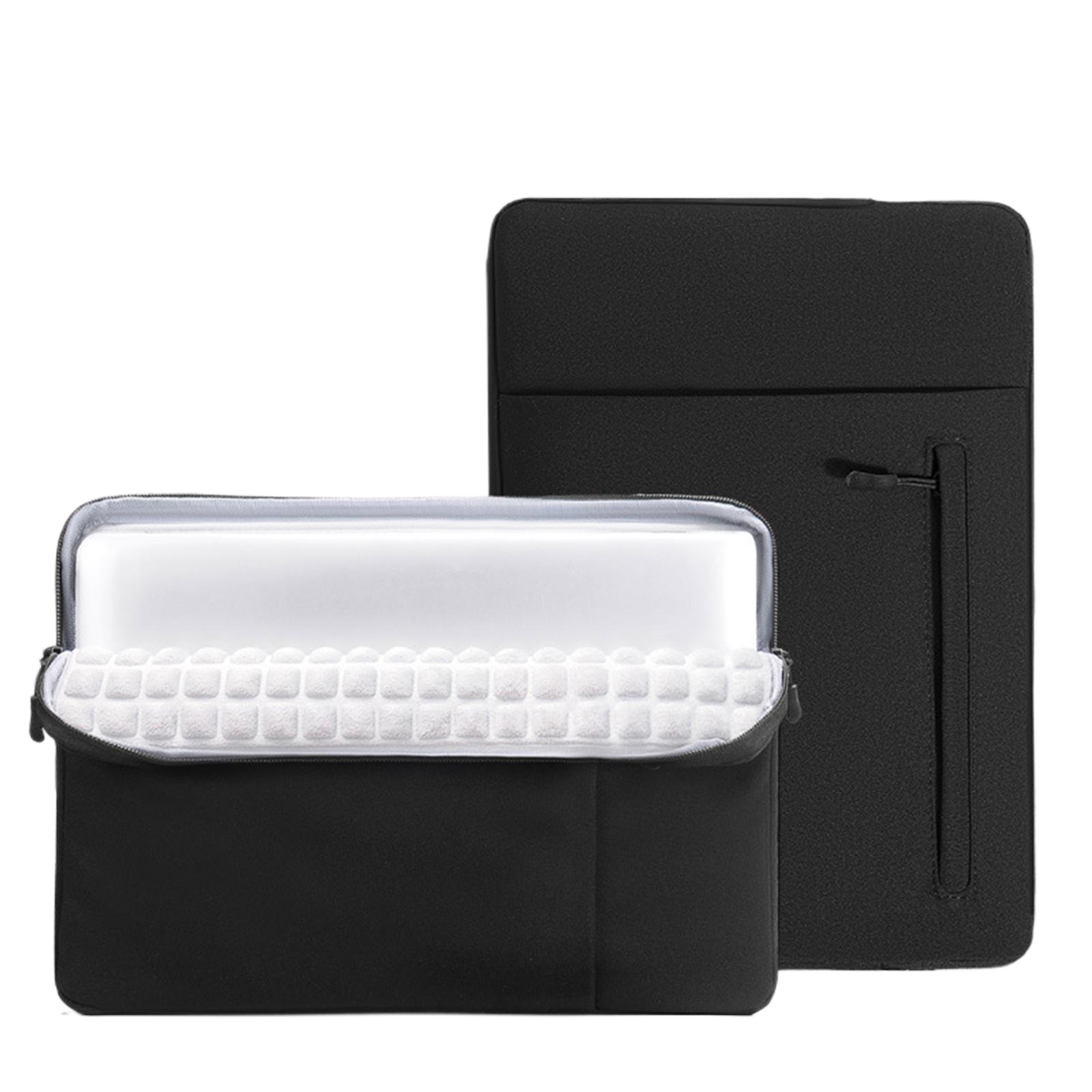 Zwei schwarze Laptoptaschen. Eine offen, mit weißer Schaumstoffpolsterung. Die andere geschlossen mit Reißverschluss.