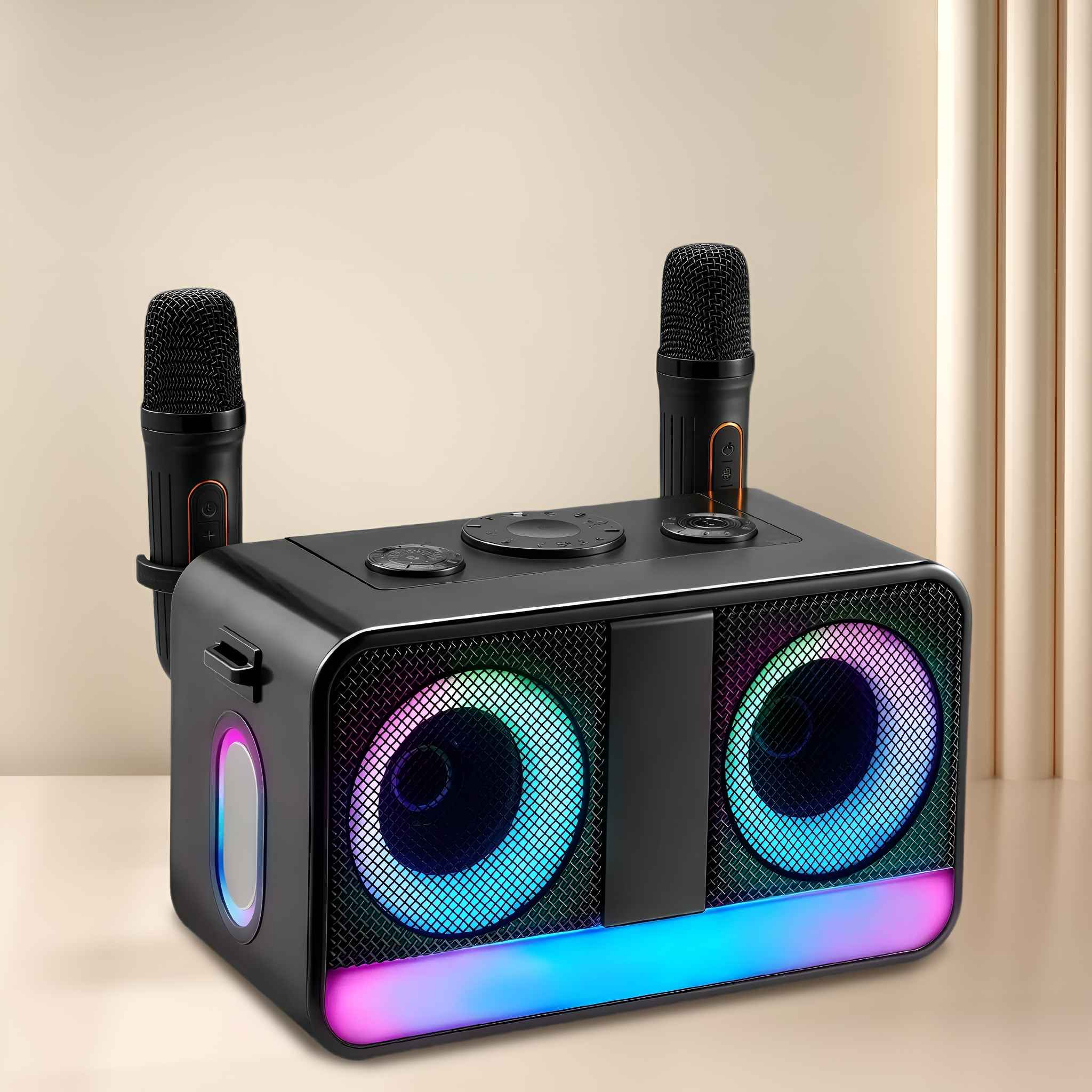 Schwarzer Karaoke-Lautsprecher mit zwei Mikrofonen. Verfügt über farbige Lichter und Bedienelemente. Der Hintergrund ist neutral.