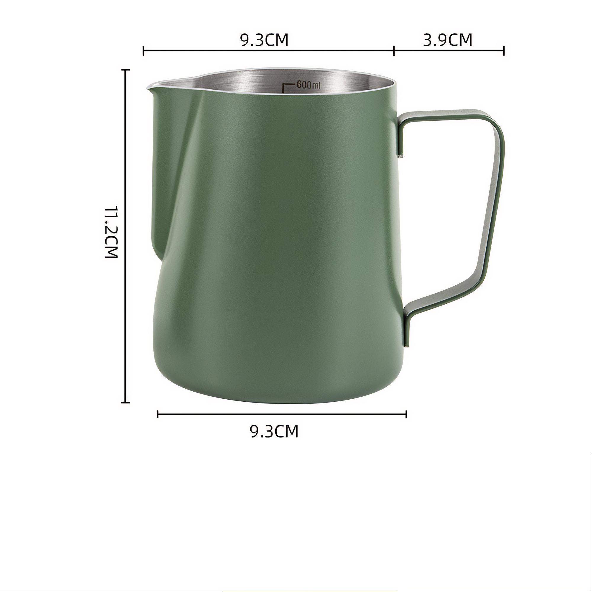 Ein grüner Milchaufschäumkrug. Die Abmessungen sind in Zentimetern angegeben. Der Griff und die Oberseite sind aus Edelstahl.