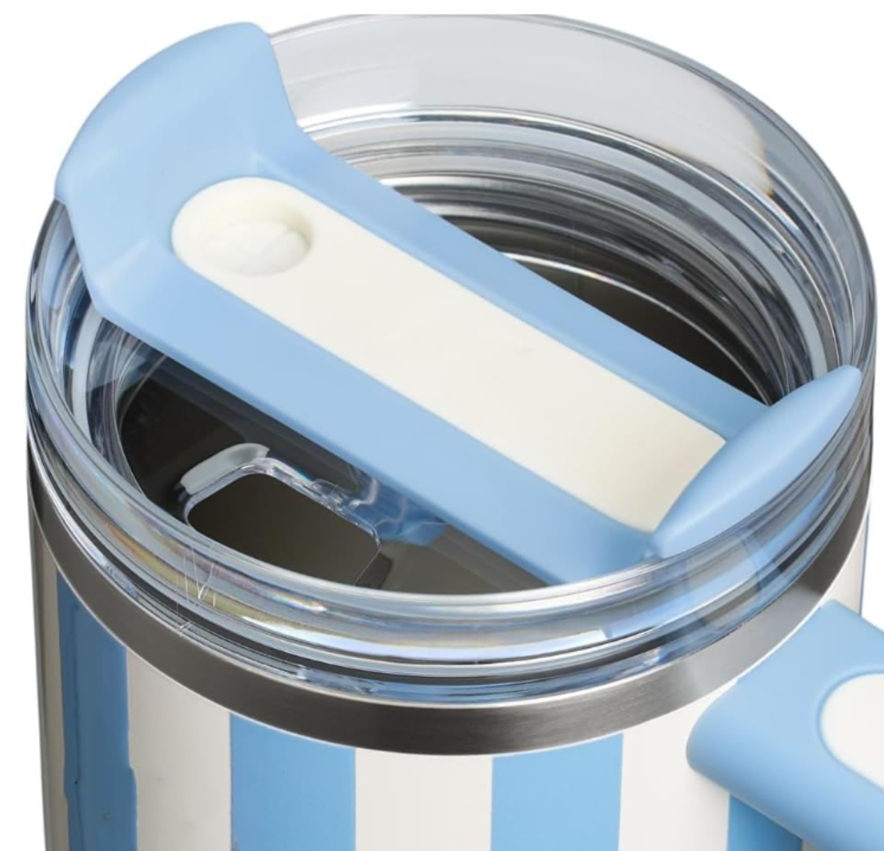 Nahaufnahme eines Bechers mit blau-weiß gestreiftem Körper. Der Deckel ist transparent mit einem blau-weißen Schieber, der teilweise geöffnet ist.