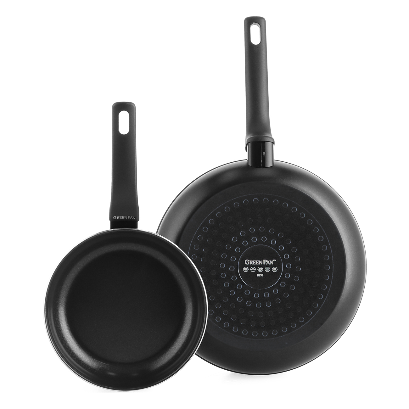 Zwei schwarze GreenPan-Bratpfannen auf weißem Hintergrund. Eine ist kleiner und nach oben gerichtet. Die größere ist umgedreht, mit dem Boden nach oben.