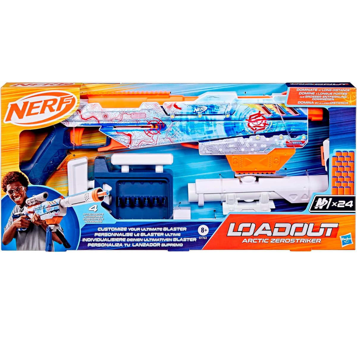 Bláster Nerf Loadout Arctic Zerostriker en una caja. Incluye accesorios y dardos. Presenta colores azul, naranja y blanco. Muestra a un niño sosteniendo el bláster.