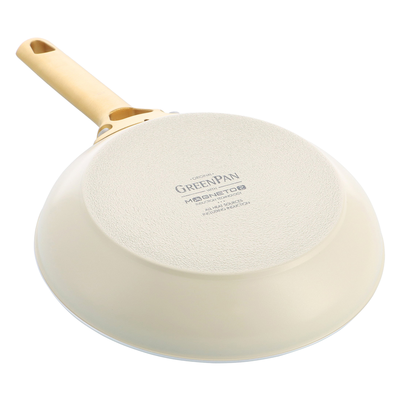 Eine GreenPan-Pfanne, Ansicht von unten, beige und cremefarben. Der Griff ist beige. Die Pfanne hat den Markennamen und Induktionsinformationen.