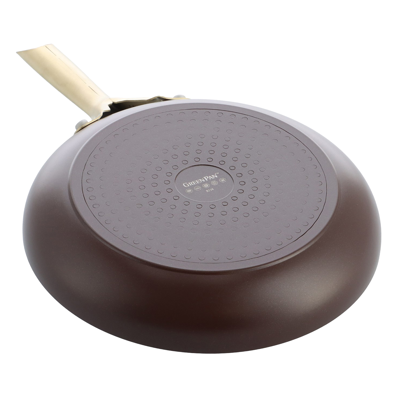 Eine braune Wok-Pfanne mit goldenem Griff, Unterseite nach oben, vor weißem Hintergrund.