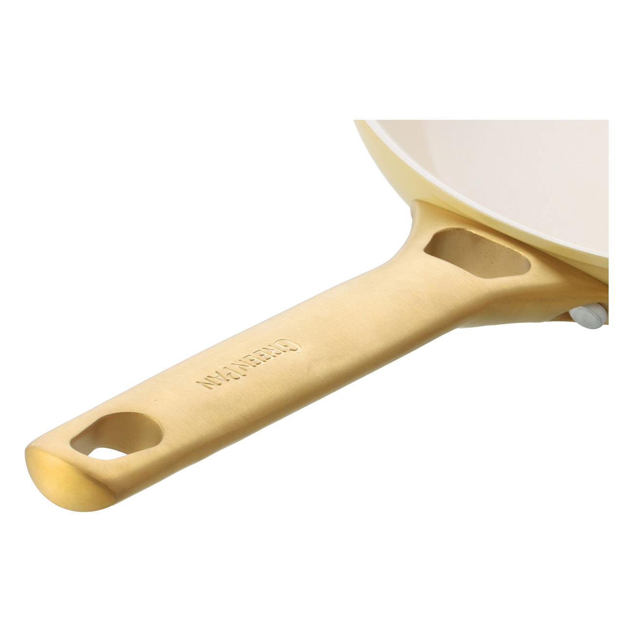 Nahaufnahme einer GreenPan-Bratpfanne. Der Griff ist goldfarben und hat ein Loch. Die Pfanne ist cremefarben. Das GreenPan-Logo befindet sich auf dem Griff.
