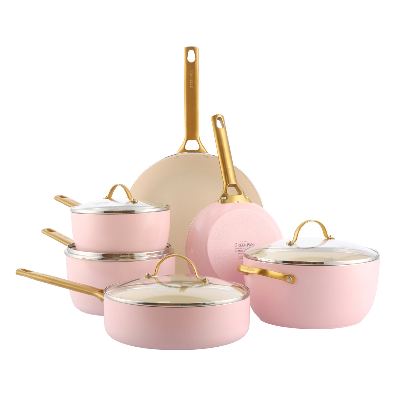 Ein Set rosa Kochgeschirr mit goldenen Griffen und Deckeln. Enthält Töpfe, Pfannen und eine Bratpfanne. Sie sind vor weißem Hintergrund angeordnet.