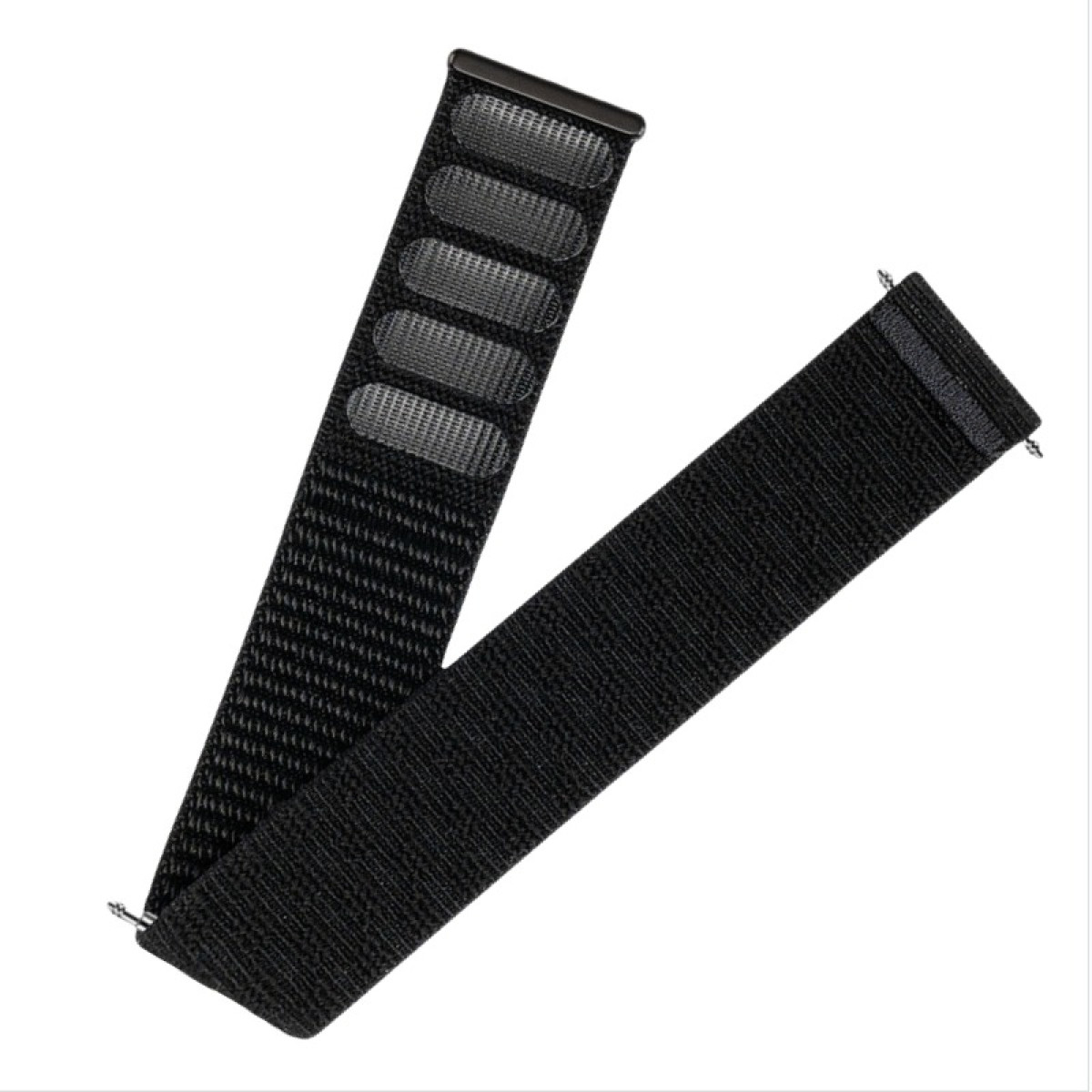 Ein schwarzes Uhrenarmband liegt diagonal. Das Armband hat eine gewebte Textur und mehrere rechteckige Öffnungen. Der Hintergrund ist weiß.
