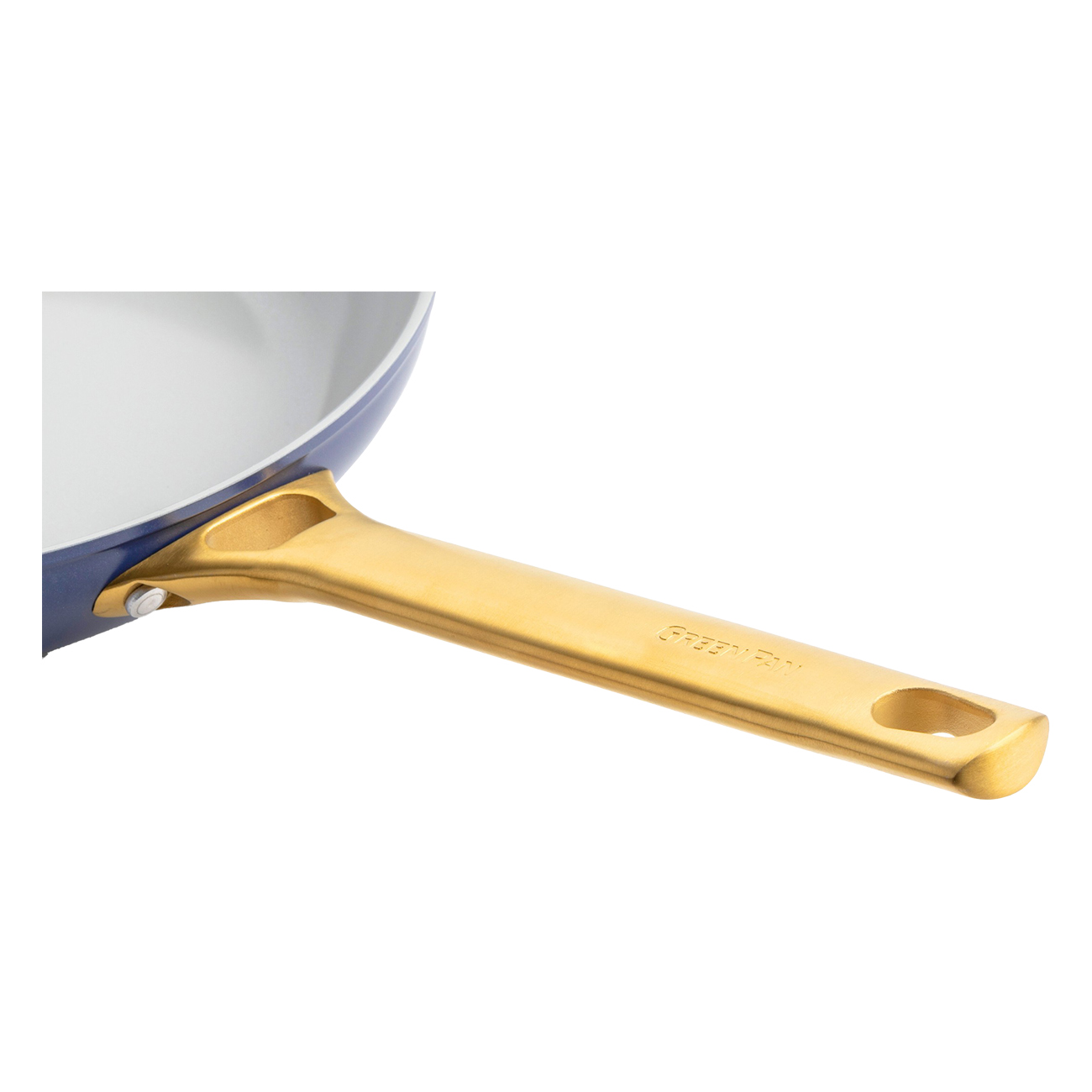 Nahaufnahme einer blau-weißen Bratpfanne mit goldenem Griff. Der Griff hat den Markennamen 'GREENPAN' eingraviert.