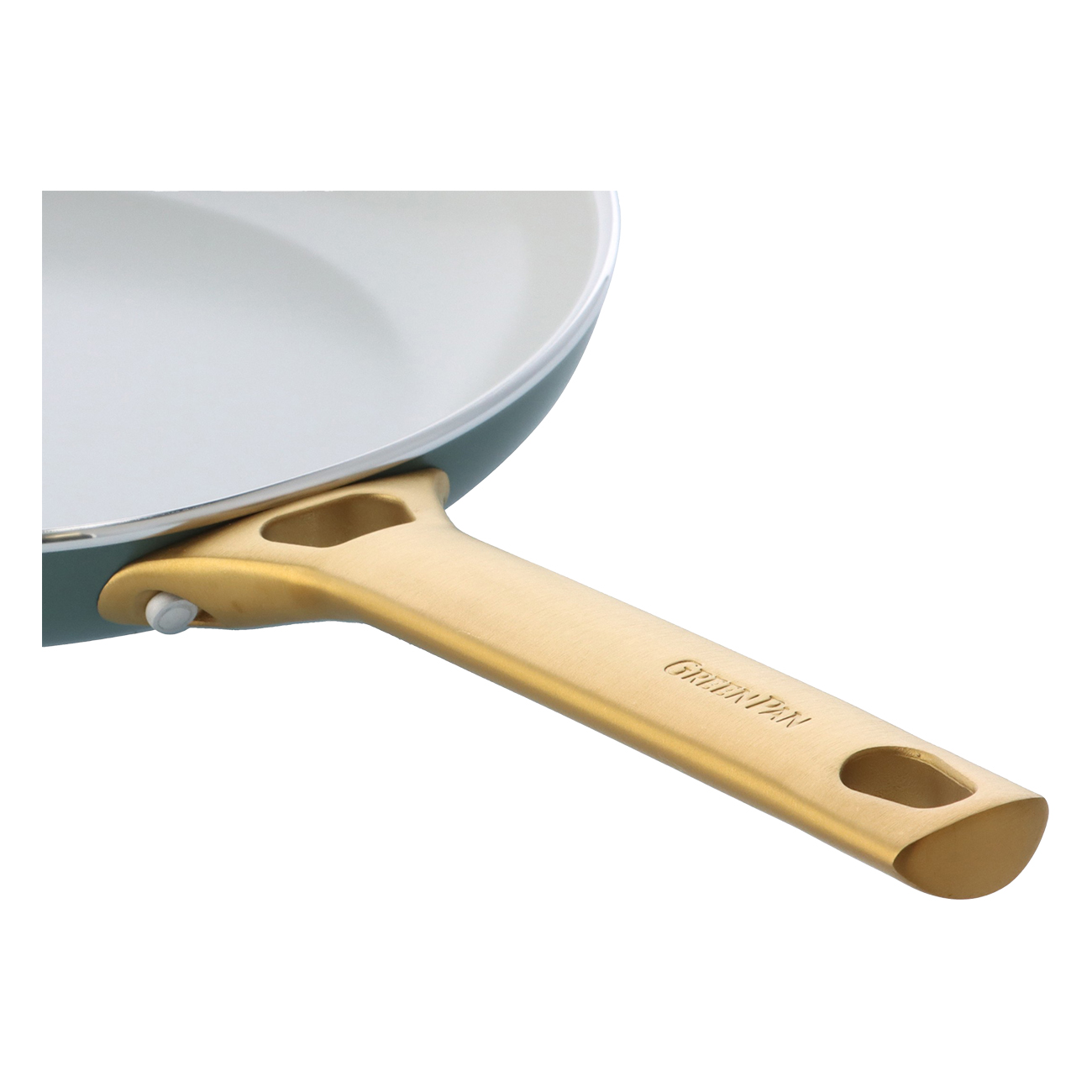 Eine teal- und goldfarbene Bratpfanne mit weißem Innenraum. Der Griff ist goldfarben und trägt die Aufschrift "GreenPan".