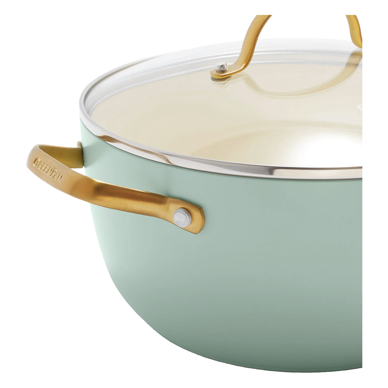 Ein tealfarbener GreenPan-Topf mit Glasdeckel und goldenen Griffen. Der Topf steht vor weißem Hintergrund.