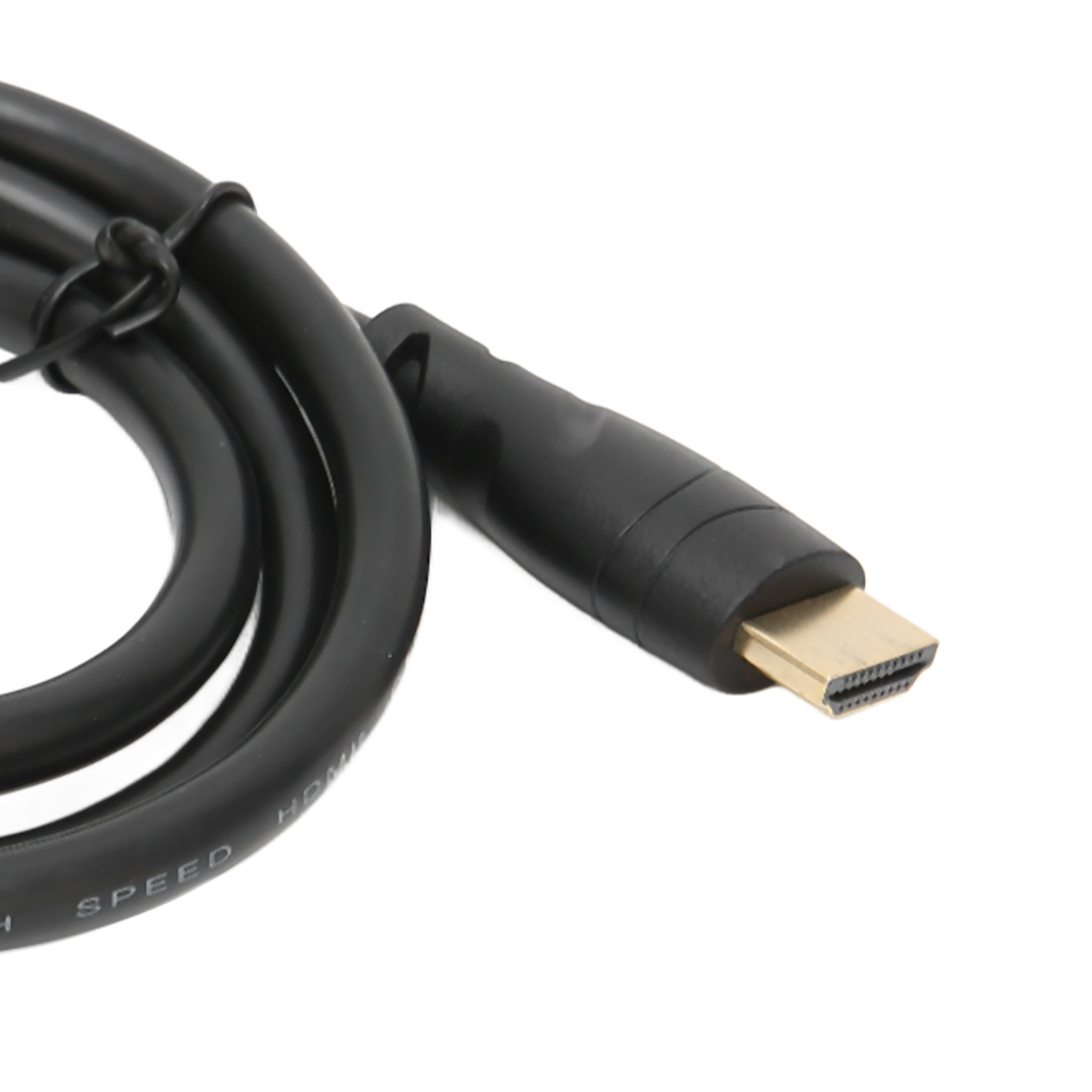 Ein schwarzes HDMI-Kabel mit einem goldfarbenen Stecker. Das Kabel ist geschlungen, der Hintergrund ist weiß.