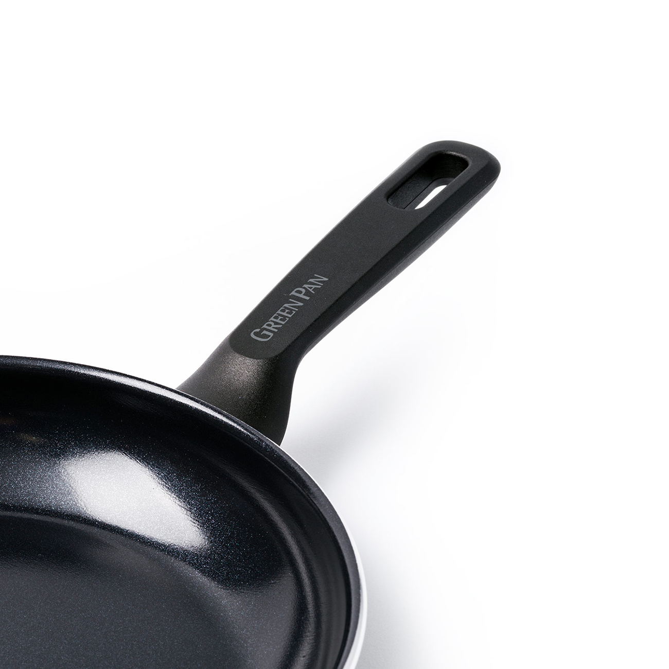 Nahaufnahme einer schwarzen Green Pan Bratpfanne auf weißem Hintergrund. Der Griff ist schwarz, die Pfanne leicht angewinkelt.