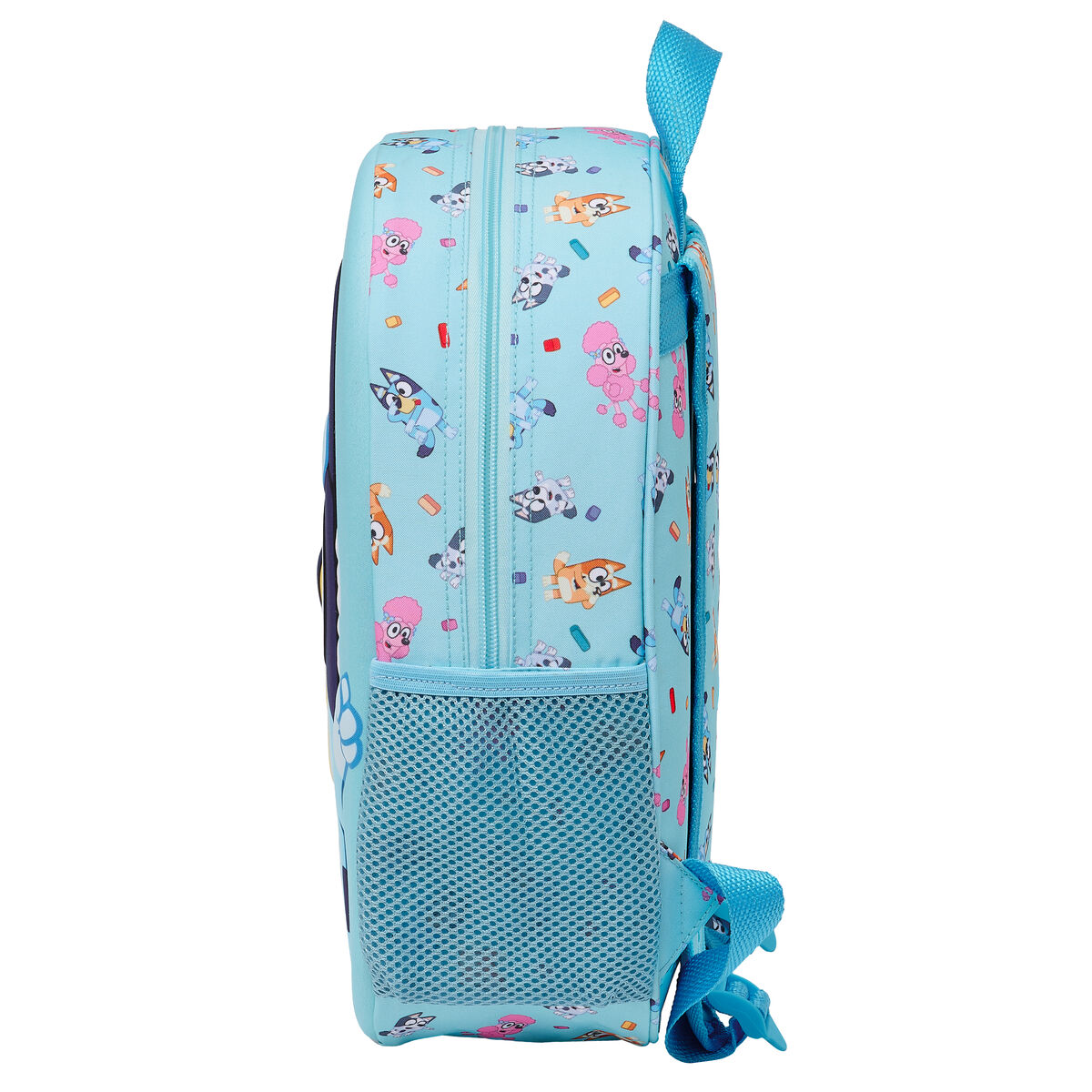 Ein hellblauer Rucksack mit Cartoon-Hundefiguren. Er hat eine Seitentasche und einen Reißverschluss. Das Design umfasst Bluey, Bingo und andere Charaktere.