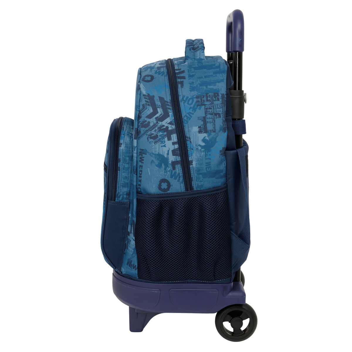 Ein blauer Rollrucksack ist von der Seite zu sehen. Er hat ein Hauptfach, eine Seitentasche und einen Teleskopgriff. Die Räder sind sichtbar.