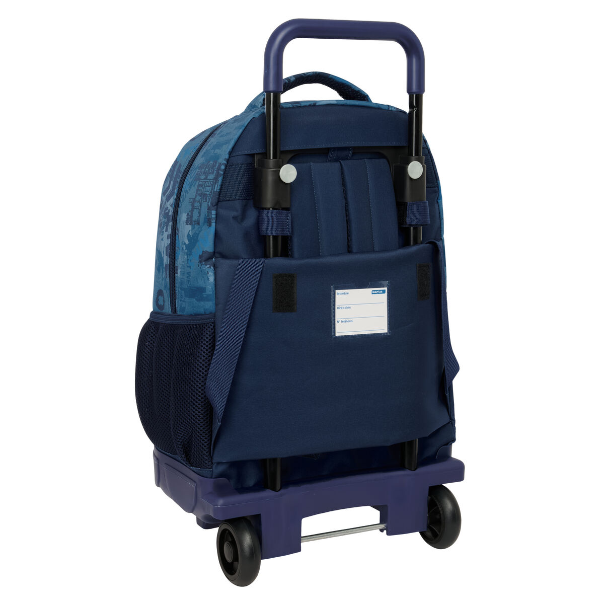 Ein marineblauer Rollrucksack. Er hat einen Teleskopgriff und zwei Räder. Auf der Rückseite befindet sich ein Namensschild. Netztasche an der Seite.