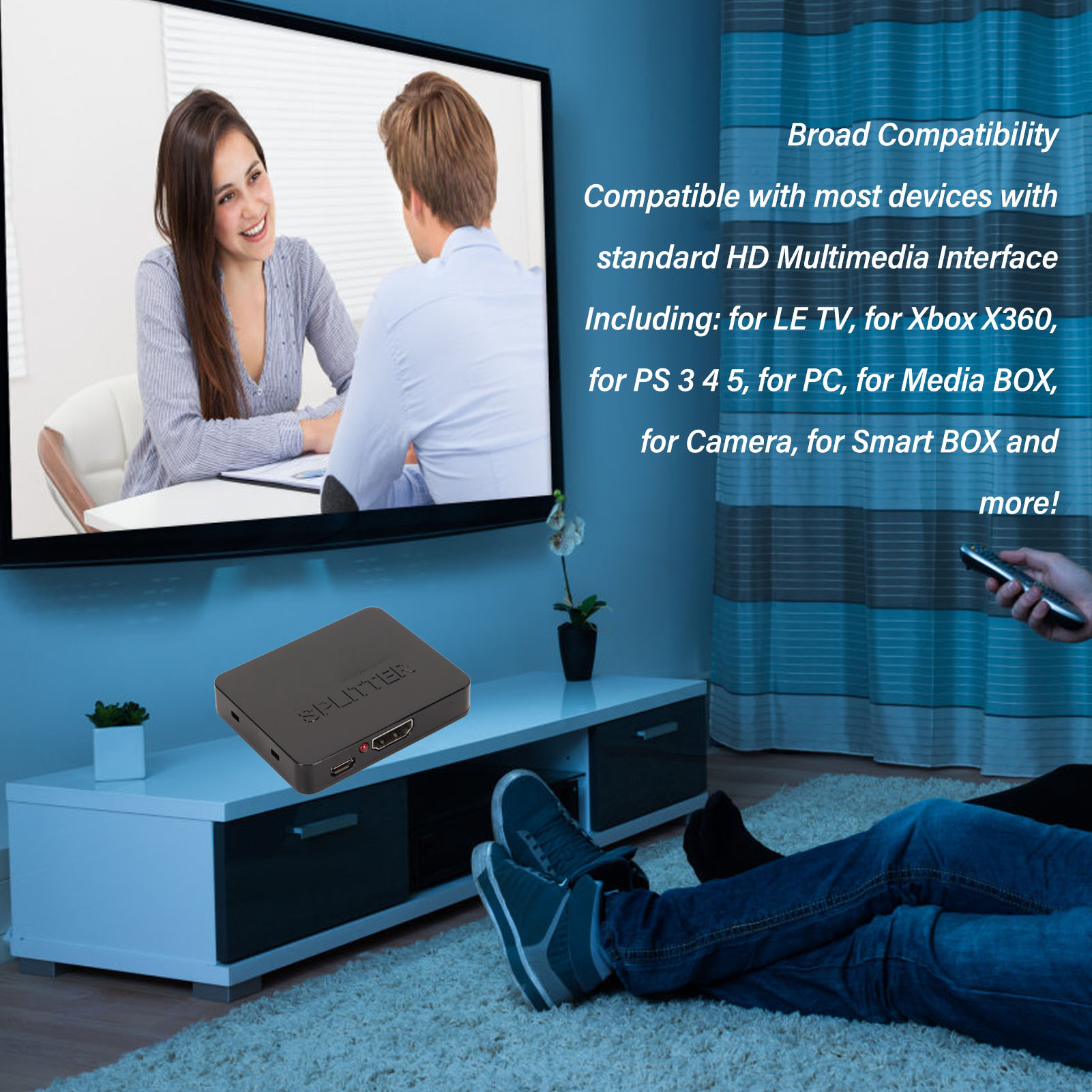 Ein Fernseher zeigt zwei Personen. Ein schwarzer Splitter und eine Person mit Fernbedienung sind sichtbar. Text zeigt breite Kompatibilität.
