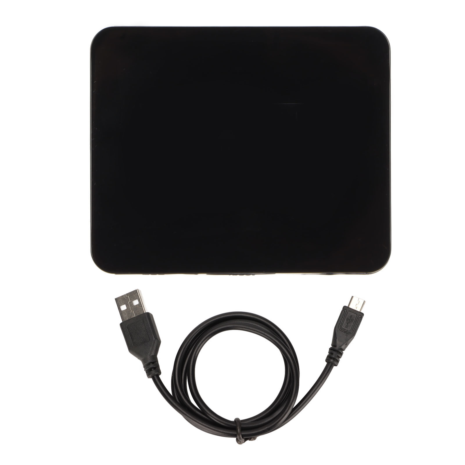 Ein schwarzes, rechteckiges Gerät mit abgerundeten Ecken und ein schwarzes Kabel mit USB- und Micro-USB-Anschlüssen liegen auf weißem Hintergrund.