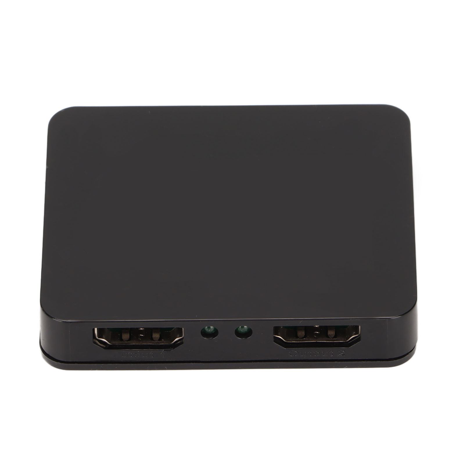 Ein schwarzes rechteckiges Gerät mit HDMI-Anschlüssen. Es hat eine Betriebsanzeige und eine Beschriftung in der Nähe der Anschlüsse, isoliert auf weißem Hintergrund.
