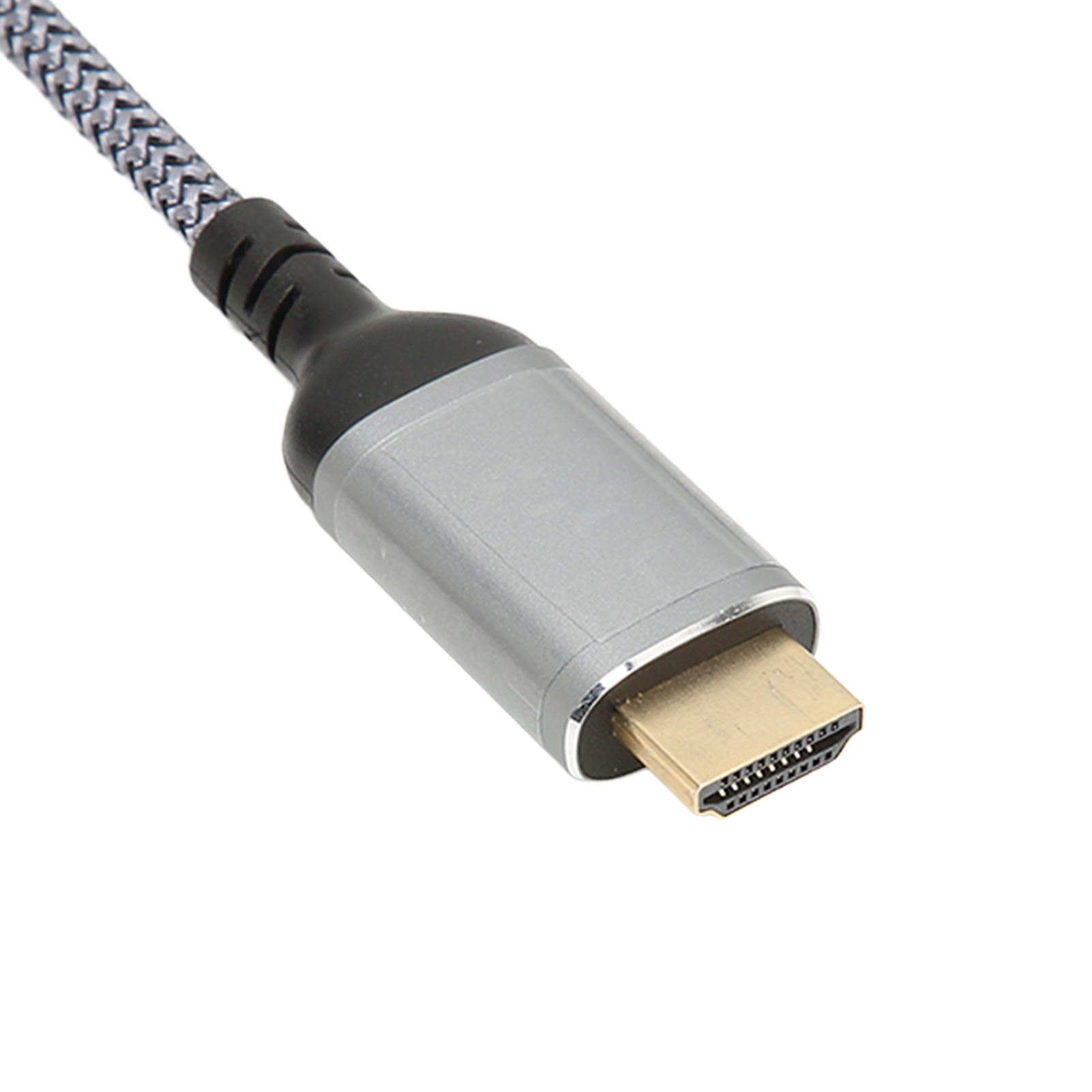 Ein HDMI-Kabel mit silbernem Stecker und geflochtenem Kabel. Der Stecker ist goldfarben und hat viele kleine Stifte.
