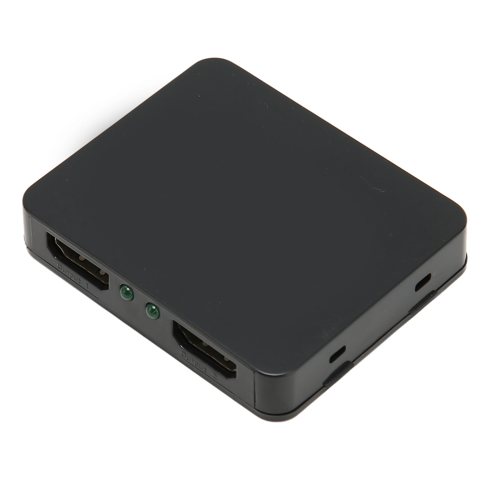 Ein schwarzer HDMI-Umschalter mit zwei beschrifteten Ausgangsanschlüssen. Zwei grüne Lichter sind sichtbar. Das Gerät liegt auf einer weißen Oberfläche.