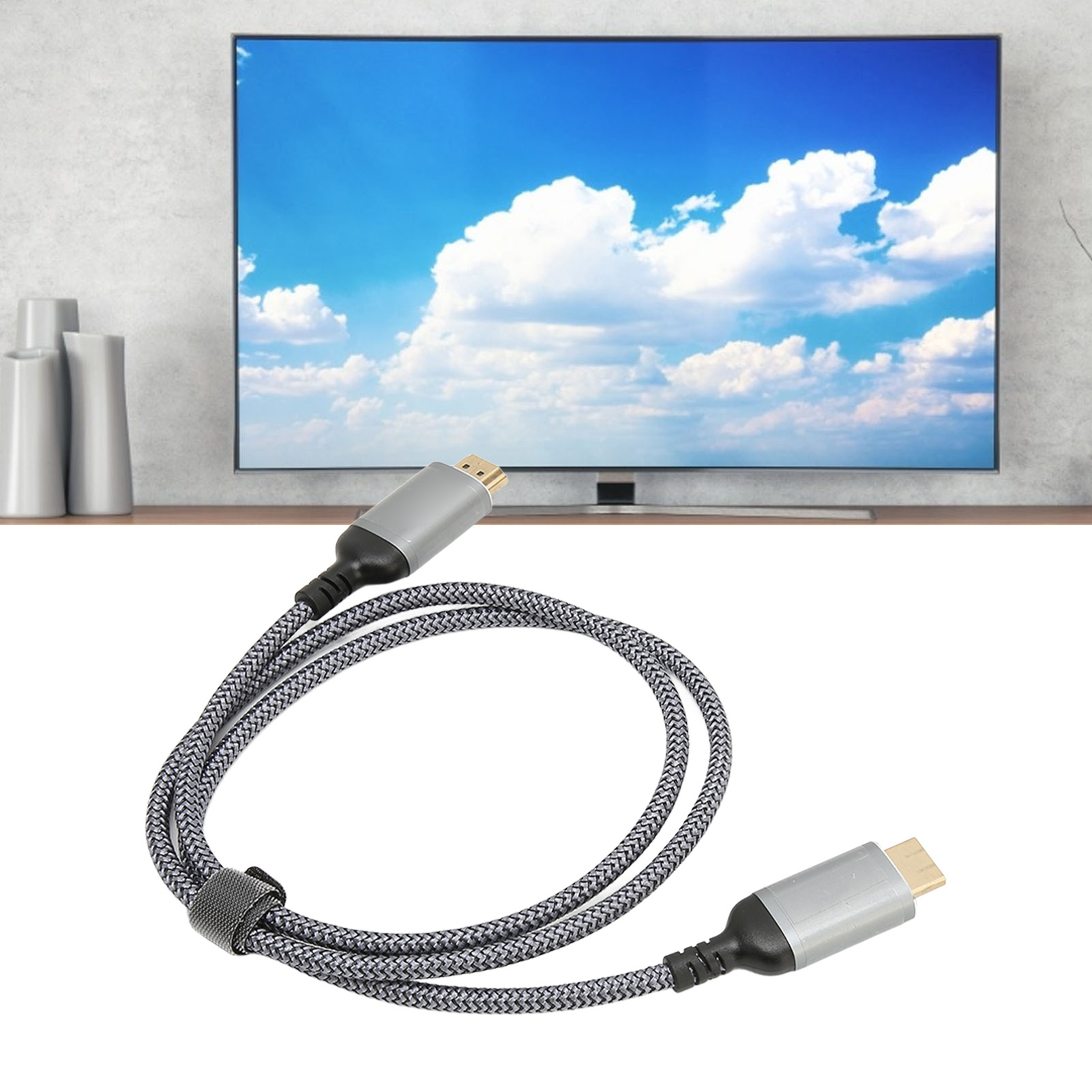 Ein HDMI-Kabel vor einem Fernseher, der einen blauen Himmel mit Wolken zeigt. Auf einem Regal stehen Vasen.