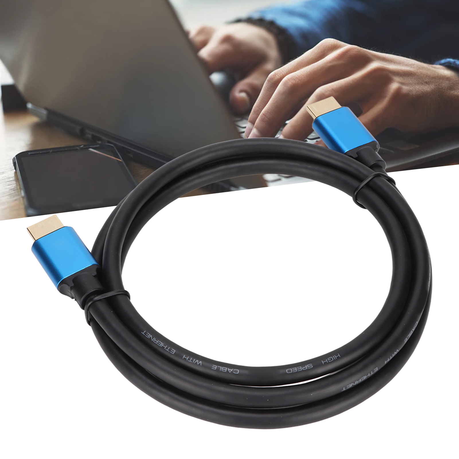 Ein schwarzes Ethernet-Kabel mit blauen Anschlüssen ist aufgerollt. Im Hintergrund tippt eine Person auf einem Laptop.
