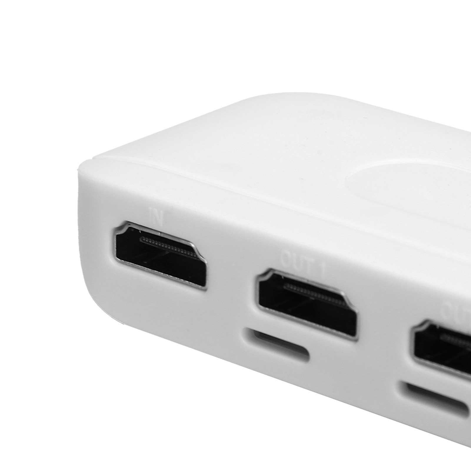 Nahaufnahme eines weißen Geräts mit mehreren HDMI-Anschlüssen, beschriftet mit 'IN', 'OUT 1' und 'OUT 2'. Das Gerät befindet sich auf weißem Grund.