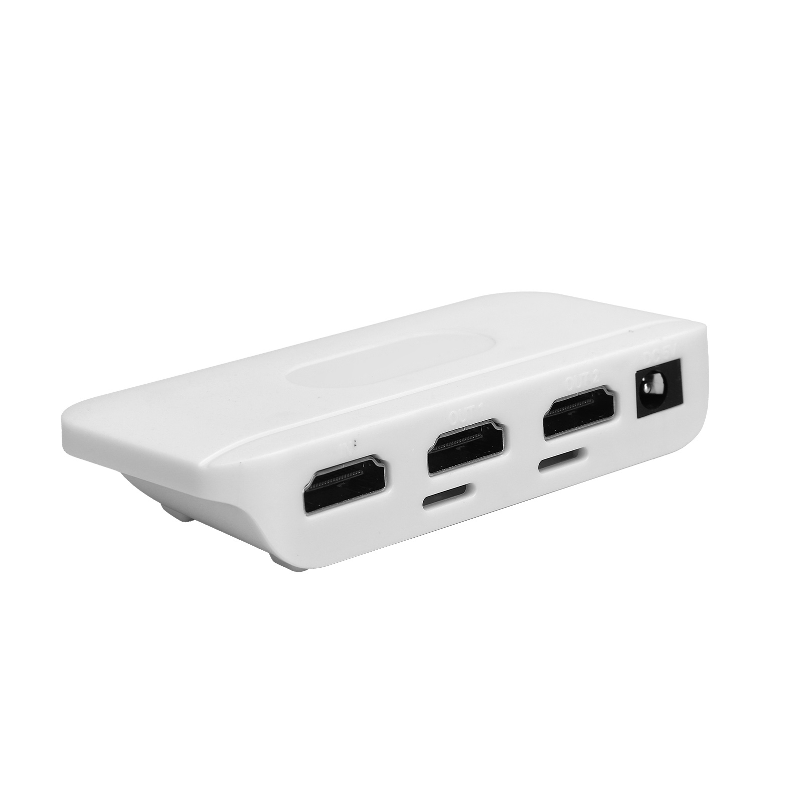Ein weißes rechteckiges Gerät mit mehreren HDMI-Anschlüssen und einem Stromanschluss vor weißem Hintergrund.
