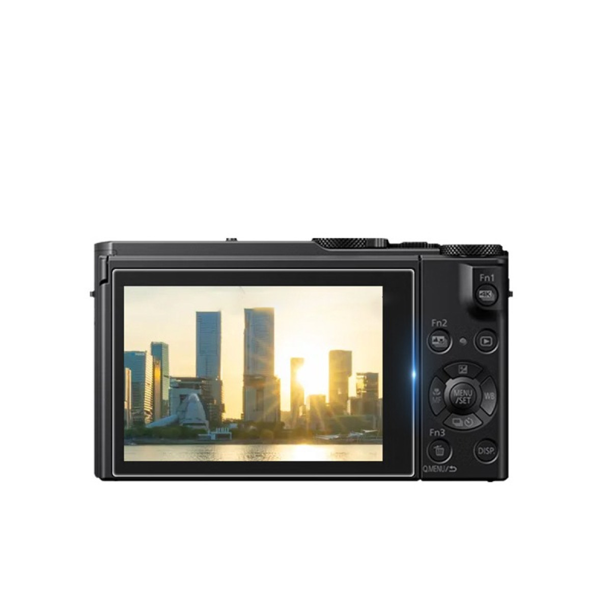 Una fotocamera nera mostra lo skyline di una città al tramonto. Edifici in silhouette. Pulsanti e quadranti visibili.