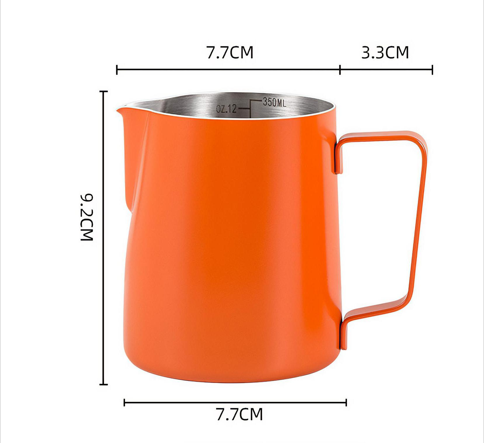 Eine orangefarbene Milchaufschäumkanne mit Griff und Maßen. Abmessungen sind angegeben: 7,7 cm, 9,2 cm und 3,3 cm.